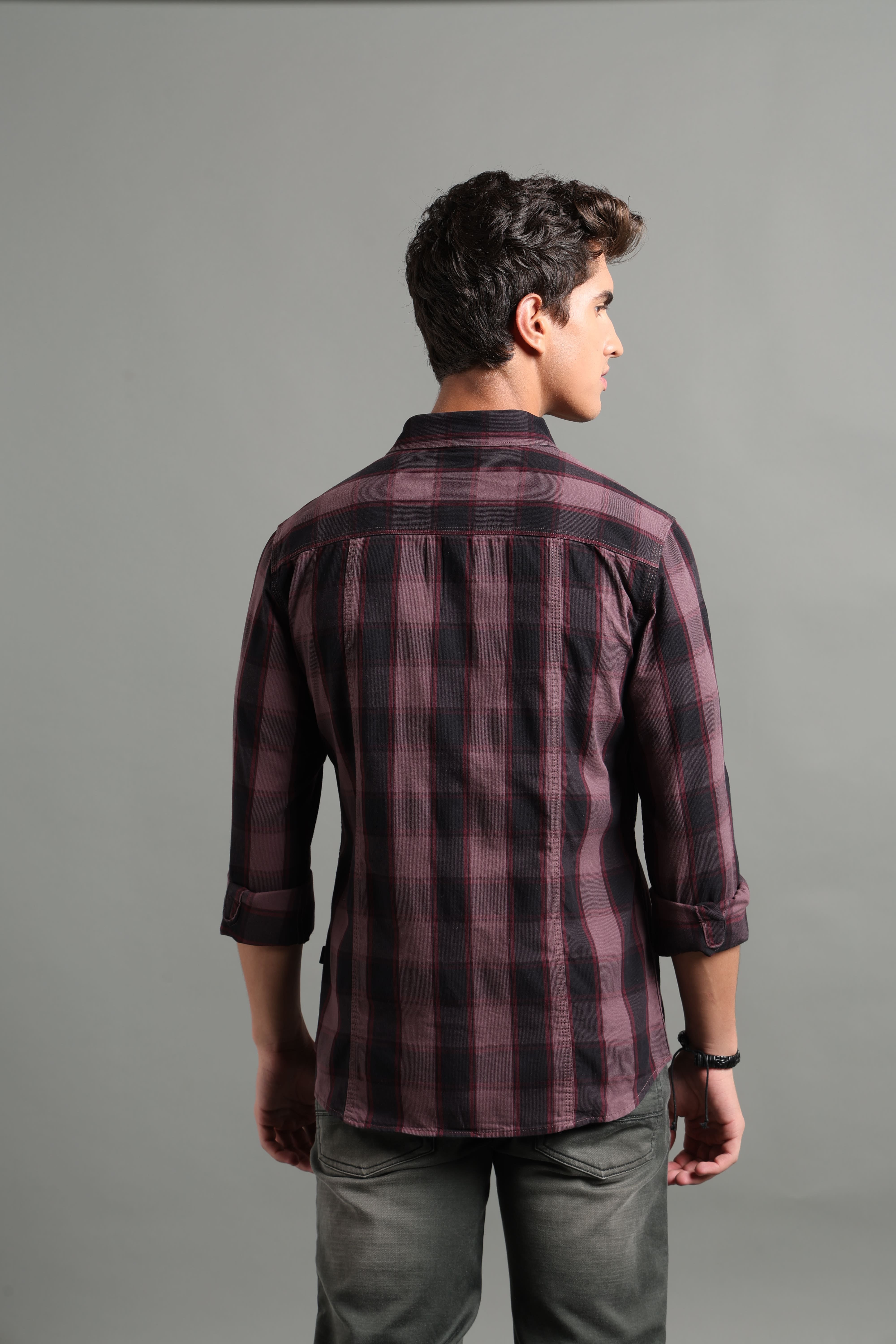 IDENTITI Men Slim Fit Regular Collar Checks Shirt In Wine.