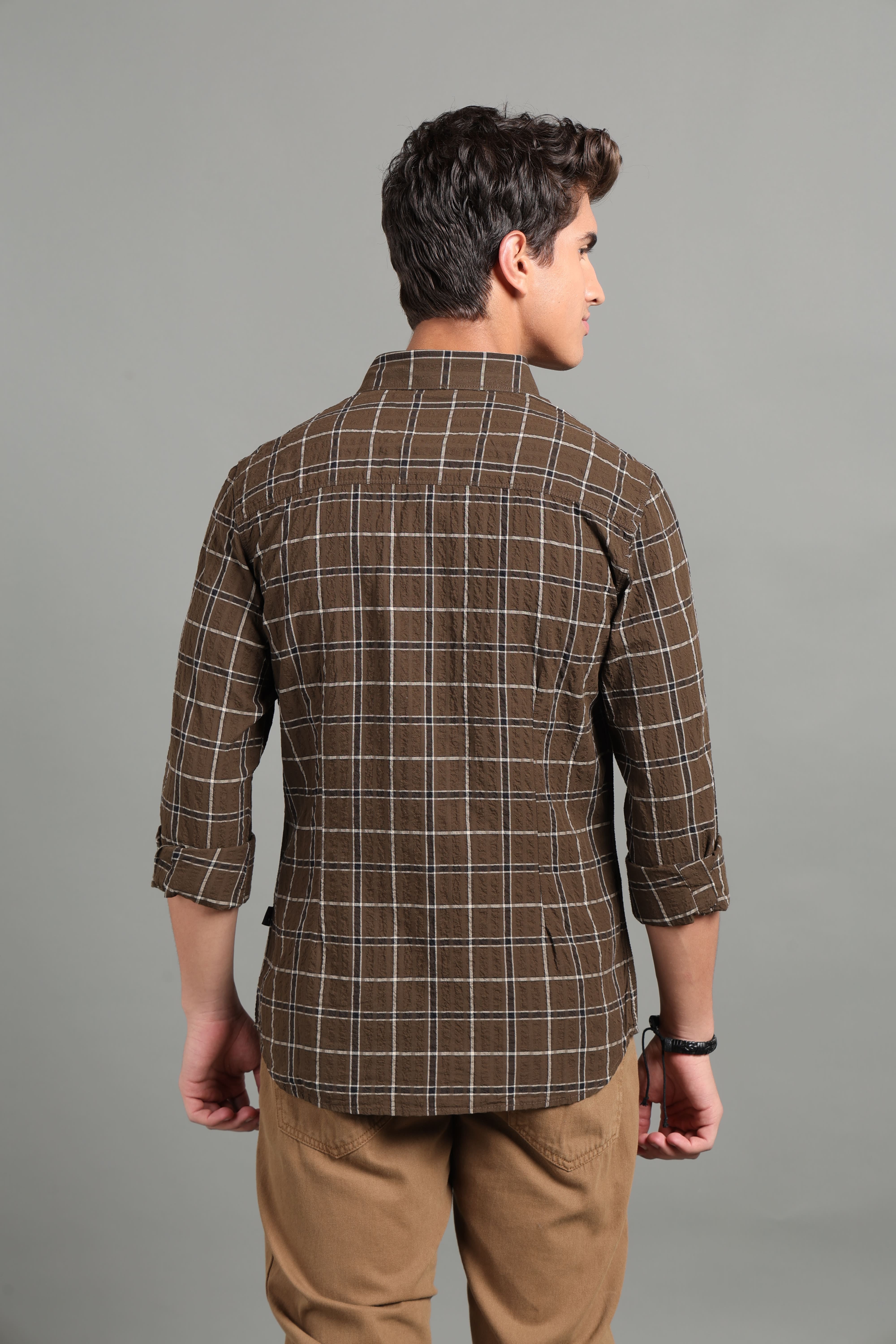IDENTITI Men Slim Fit Regular Collar Checks Shirt In Brown.
