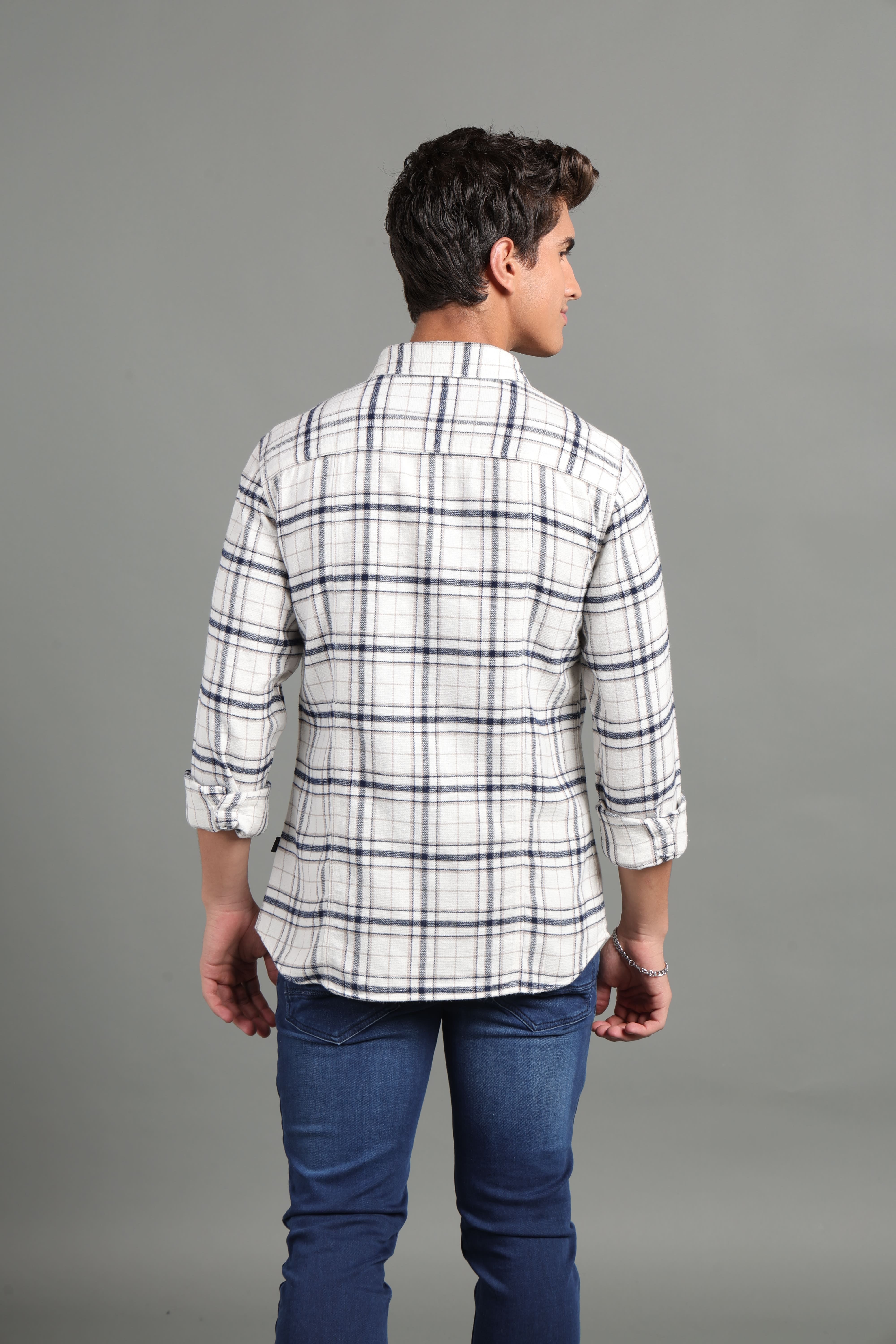 IDENTITI Men Slim Fit Regular Collar Checks Shirt In White.