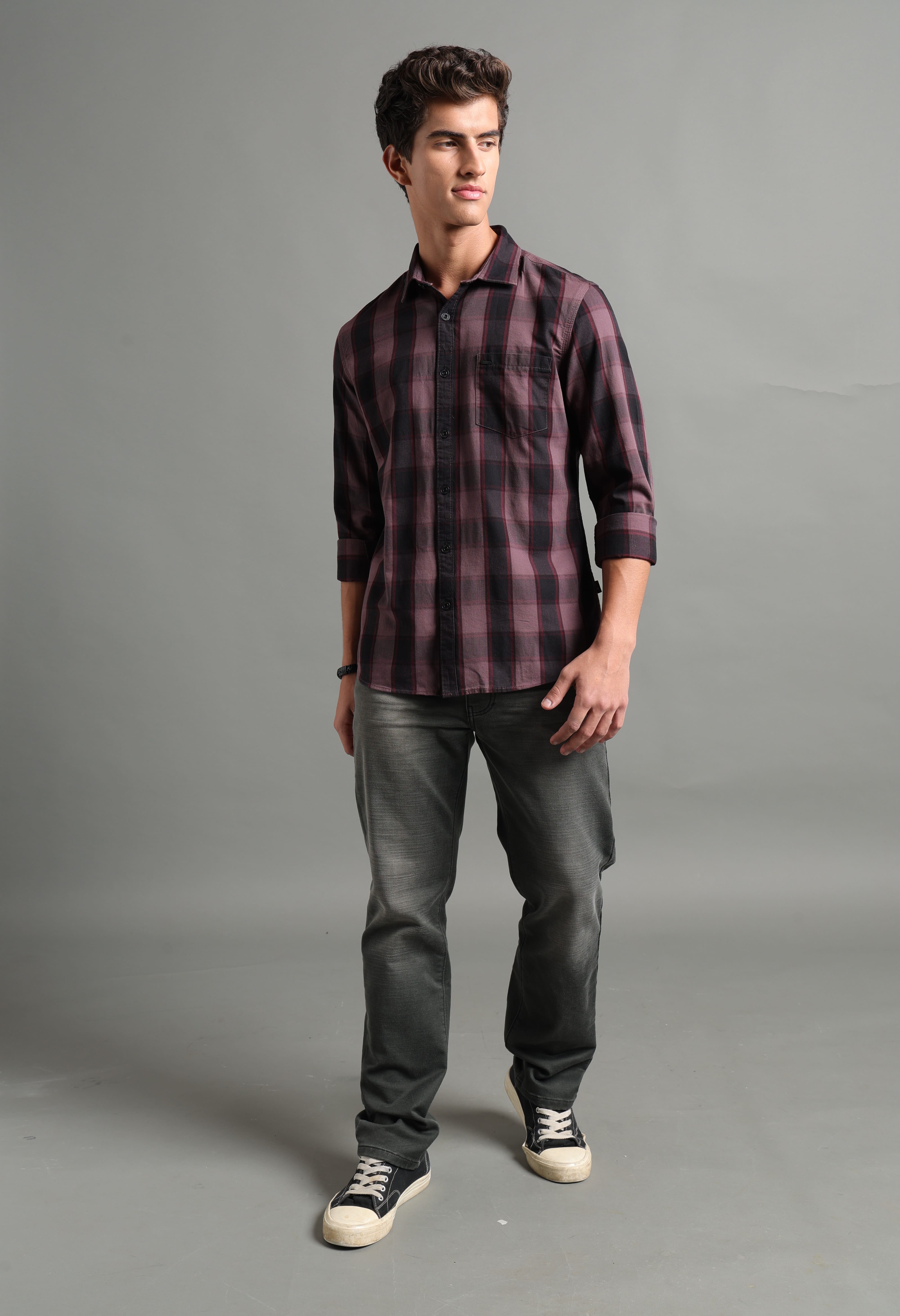 IDENTITI Men Slim Fit Regular Collar Checks Shirt In Wine.