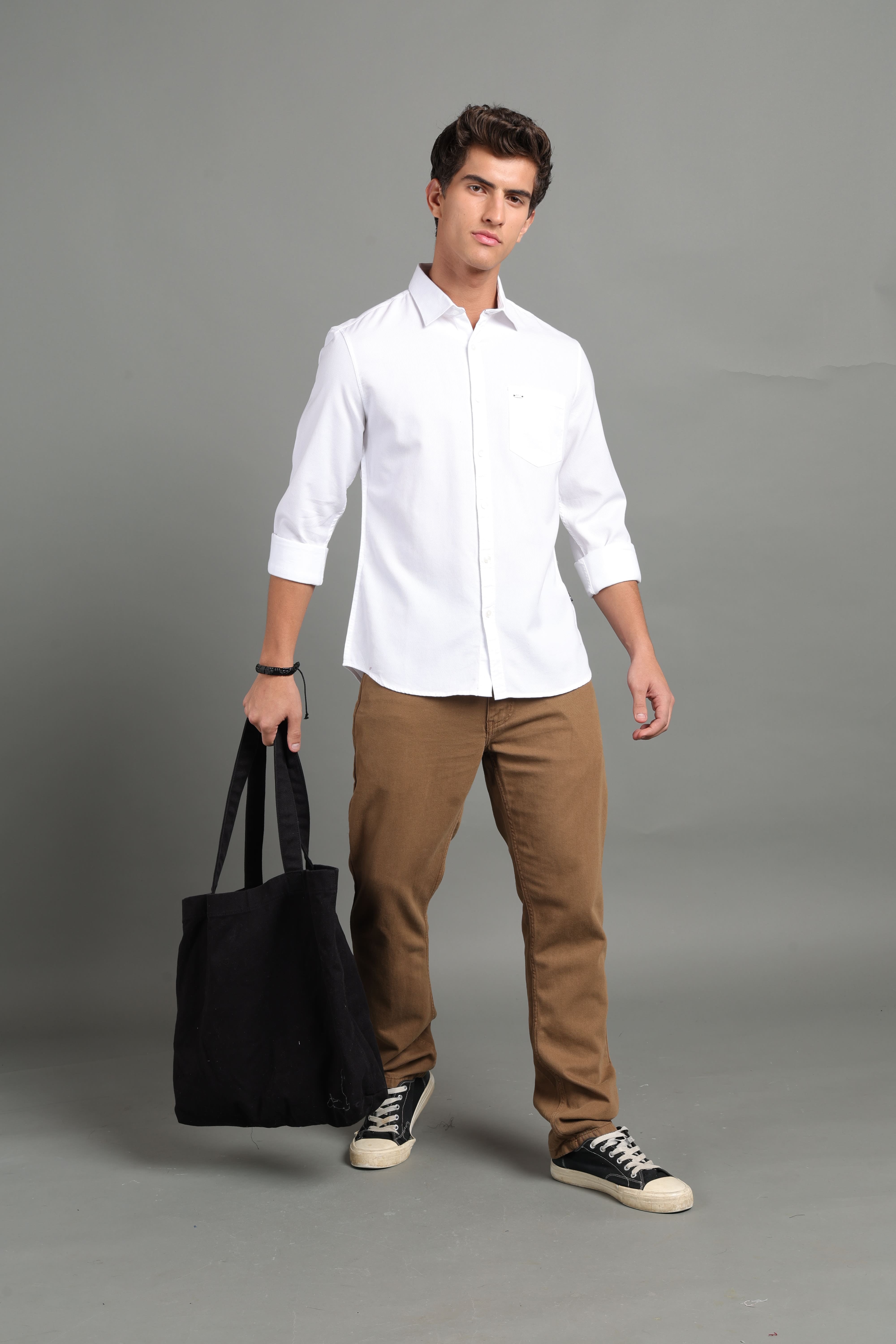 IDENTITI Men Slim Fit Regular Collar Solid Shirt In White.