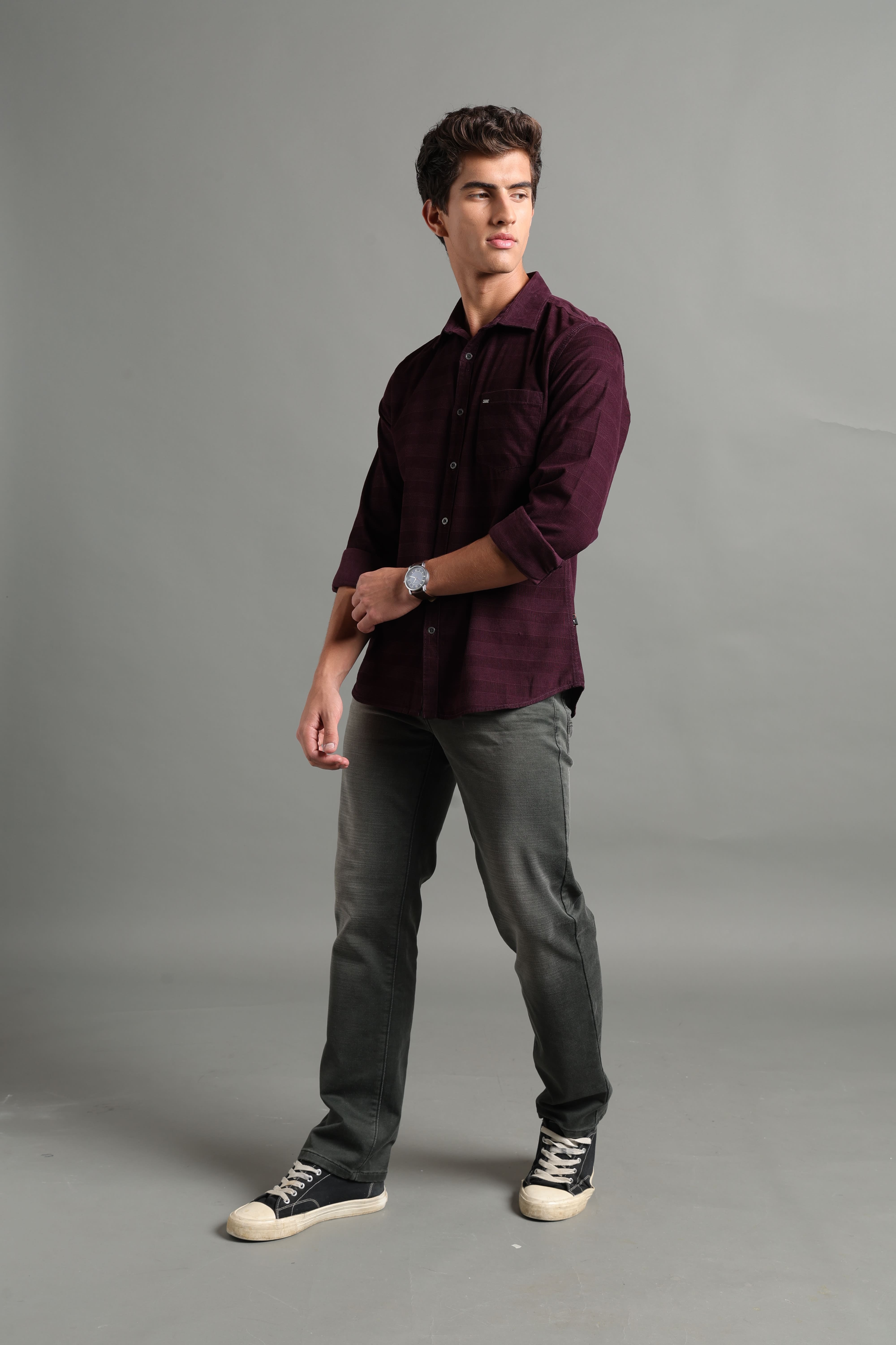 IDENTITI Men Slim Fit Regular Collar Solid Shirt In Wine.