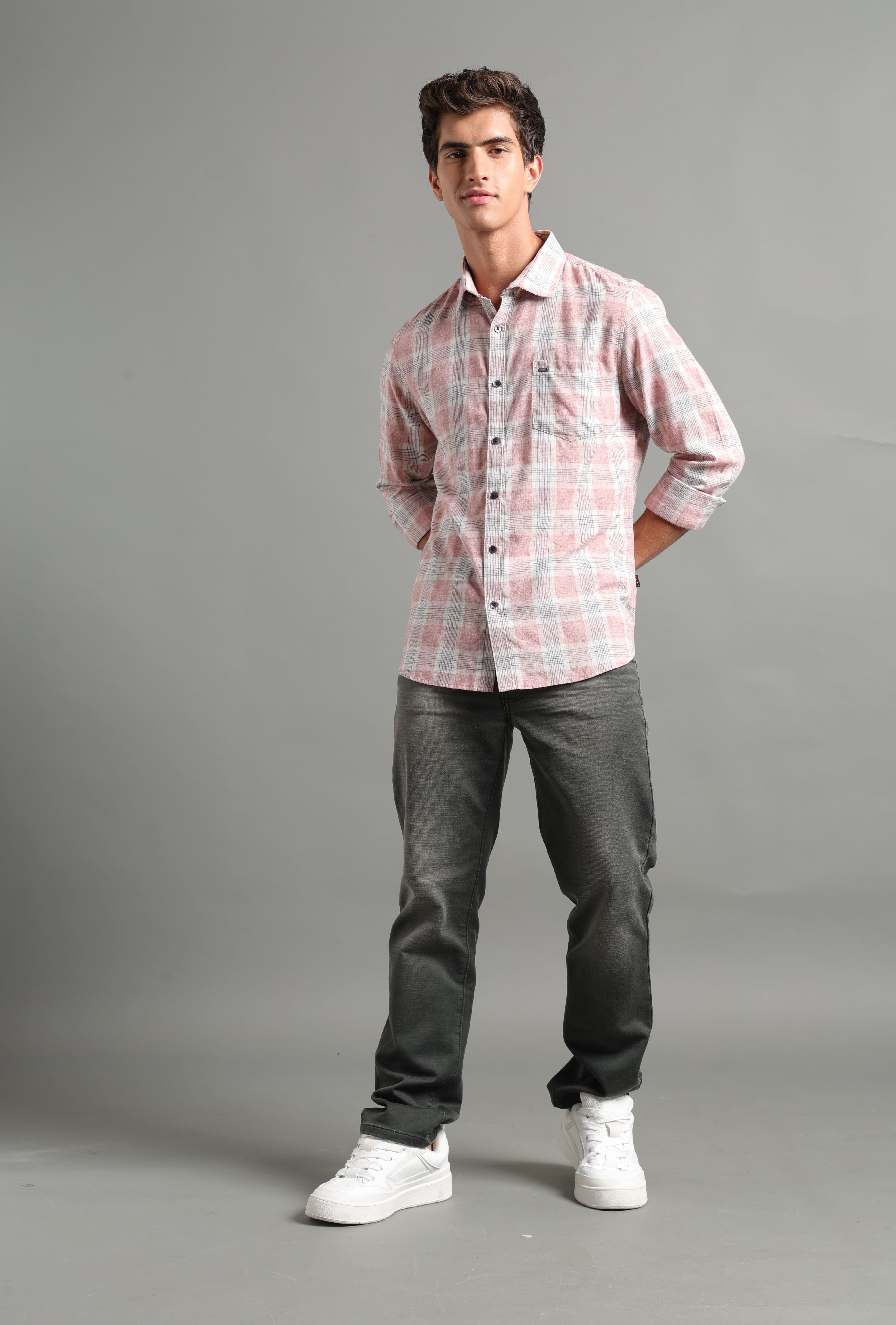 IDENTITI Men Slim Fit Regular Collar Checks Shirt In Pink.