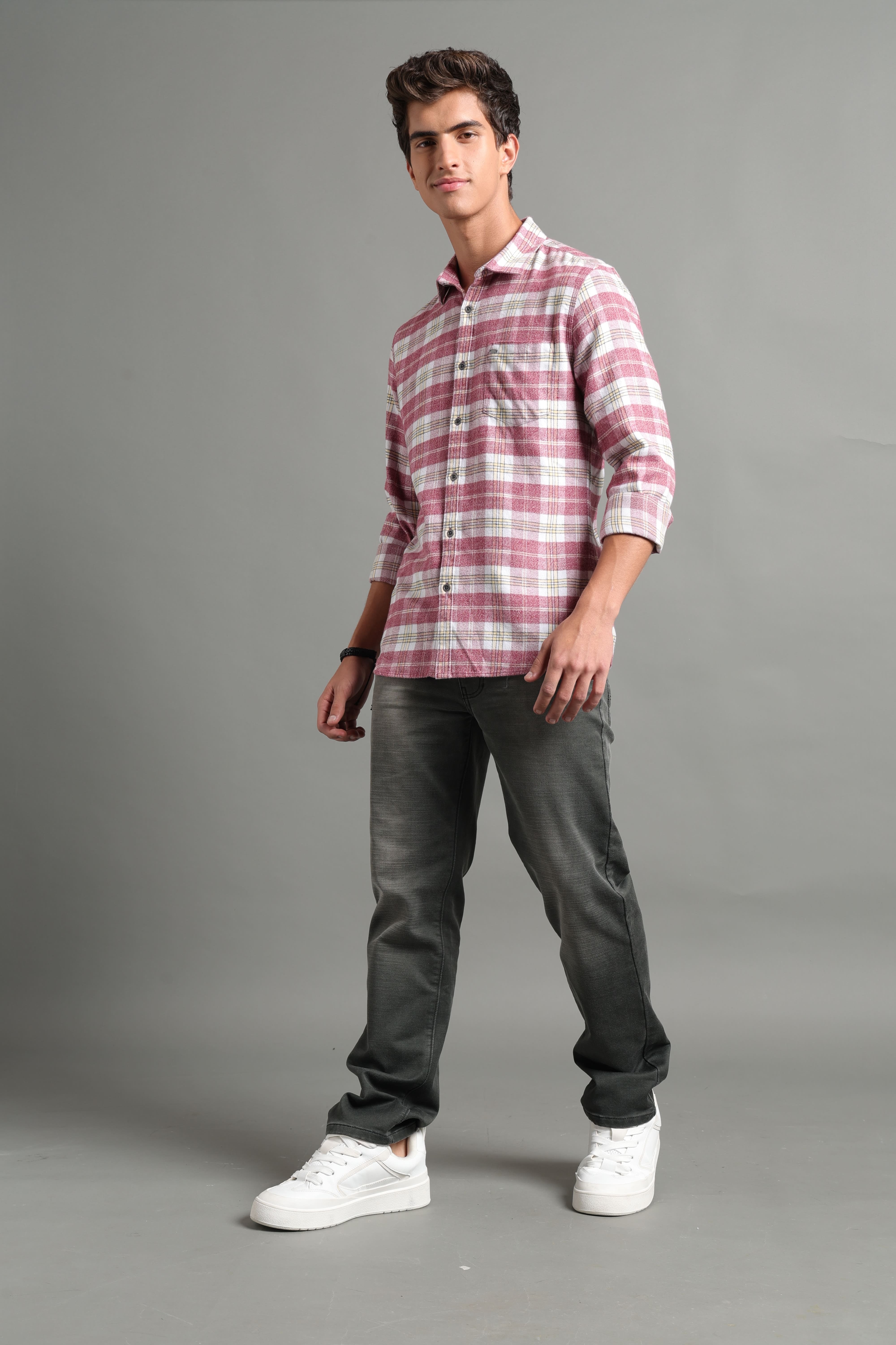 IDENTITI Men Slim Fit Regular Collar Checks Shirt In Maroon Melange.