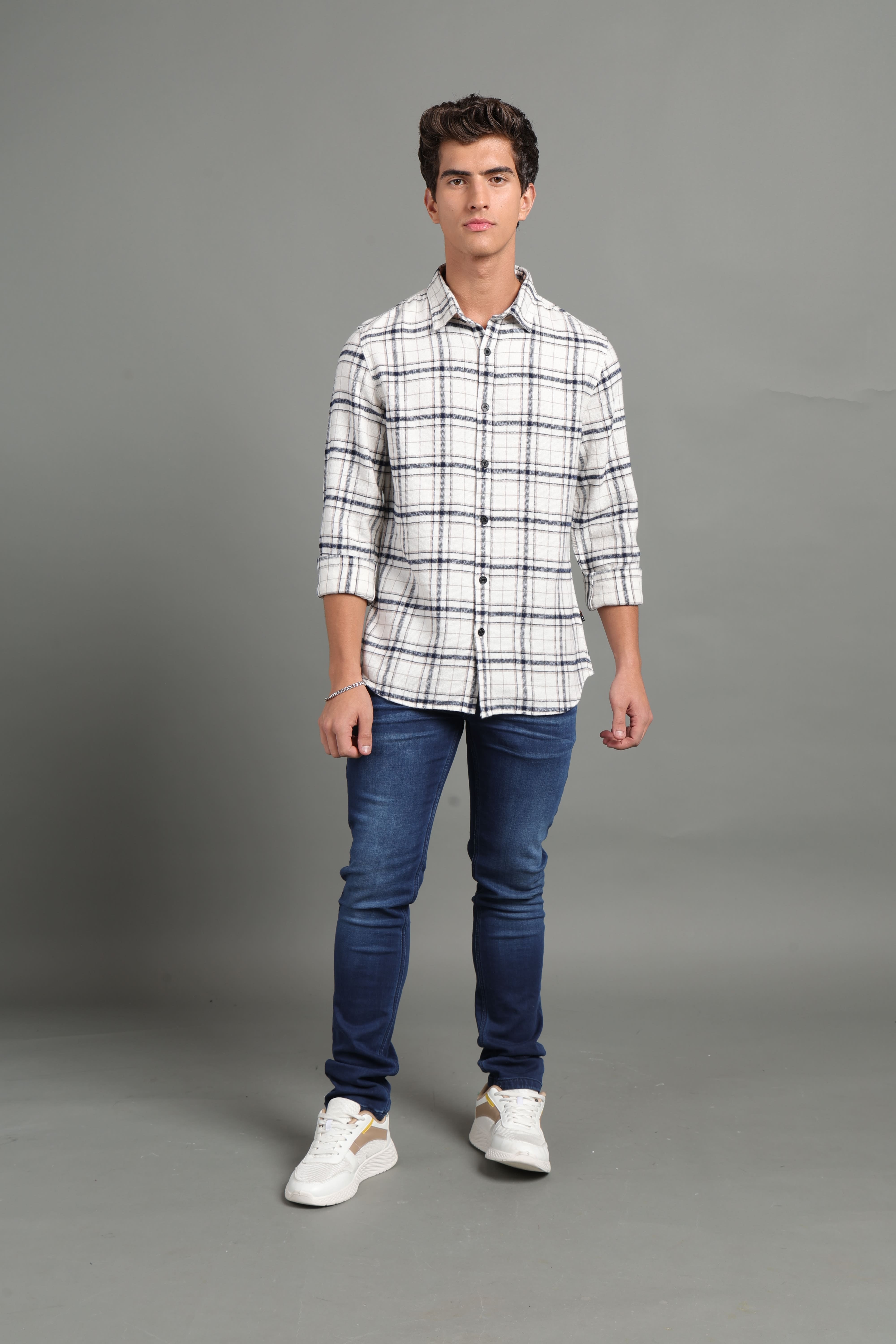 IDENTITI Men Slim Fit Regular Collar Checks Shirt In White.