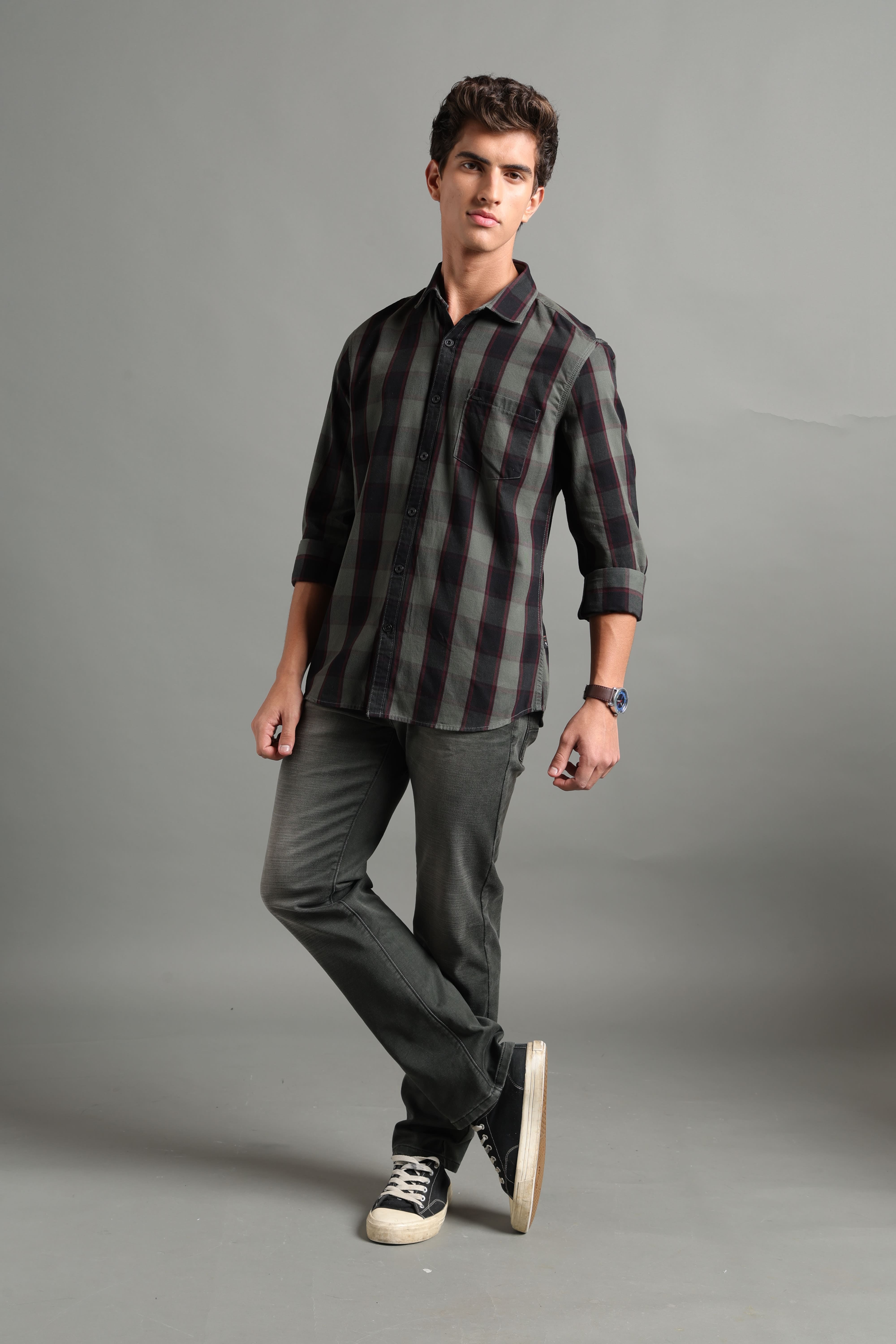 IDENTITI Men Slim Fit Regular Collar Checks Shirt In Green.