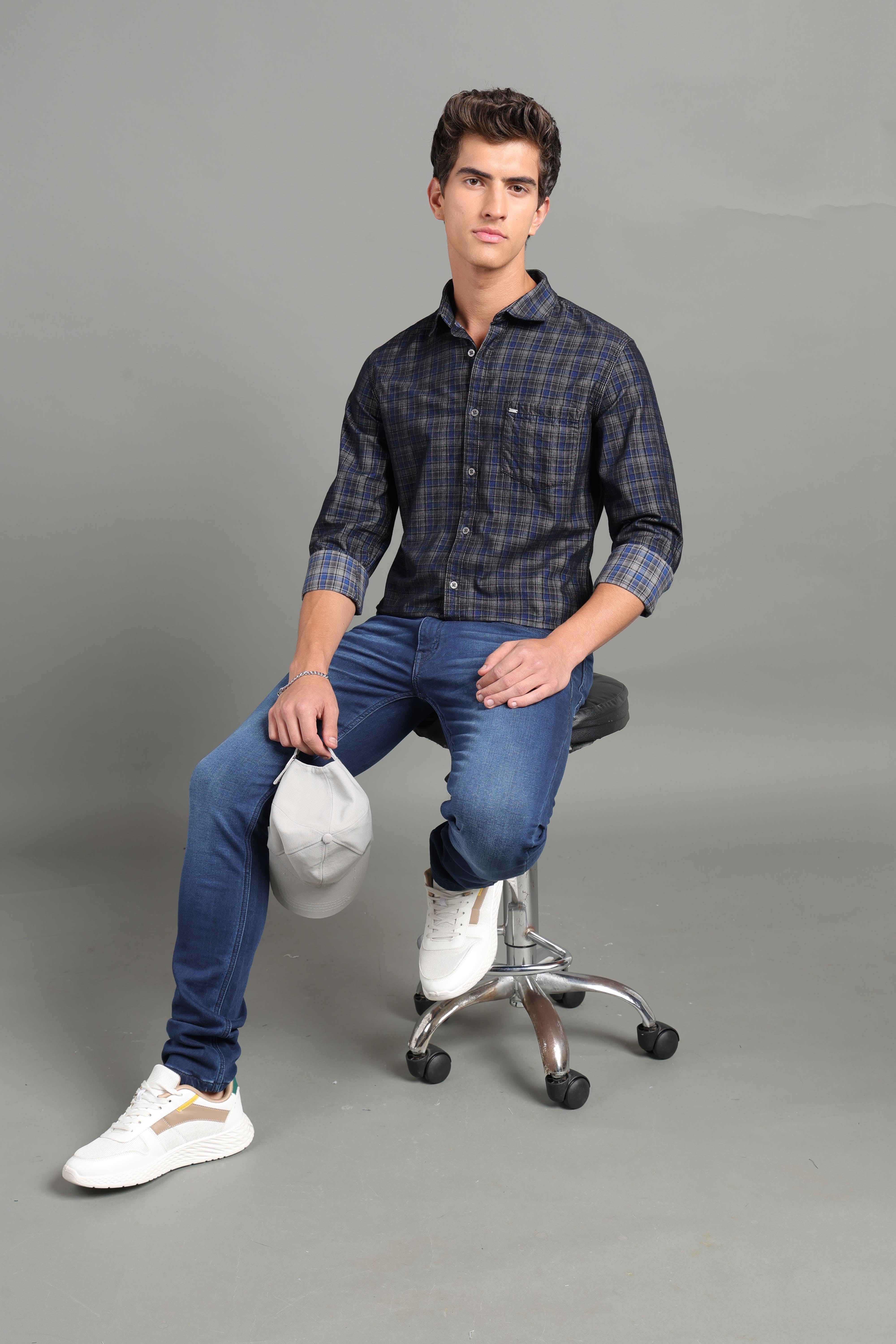 IDENTITI Men Slim Fit Regular Collar Checks Shirt In Black.