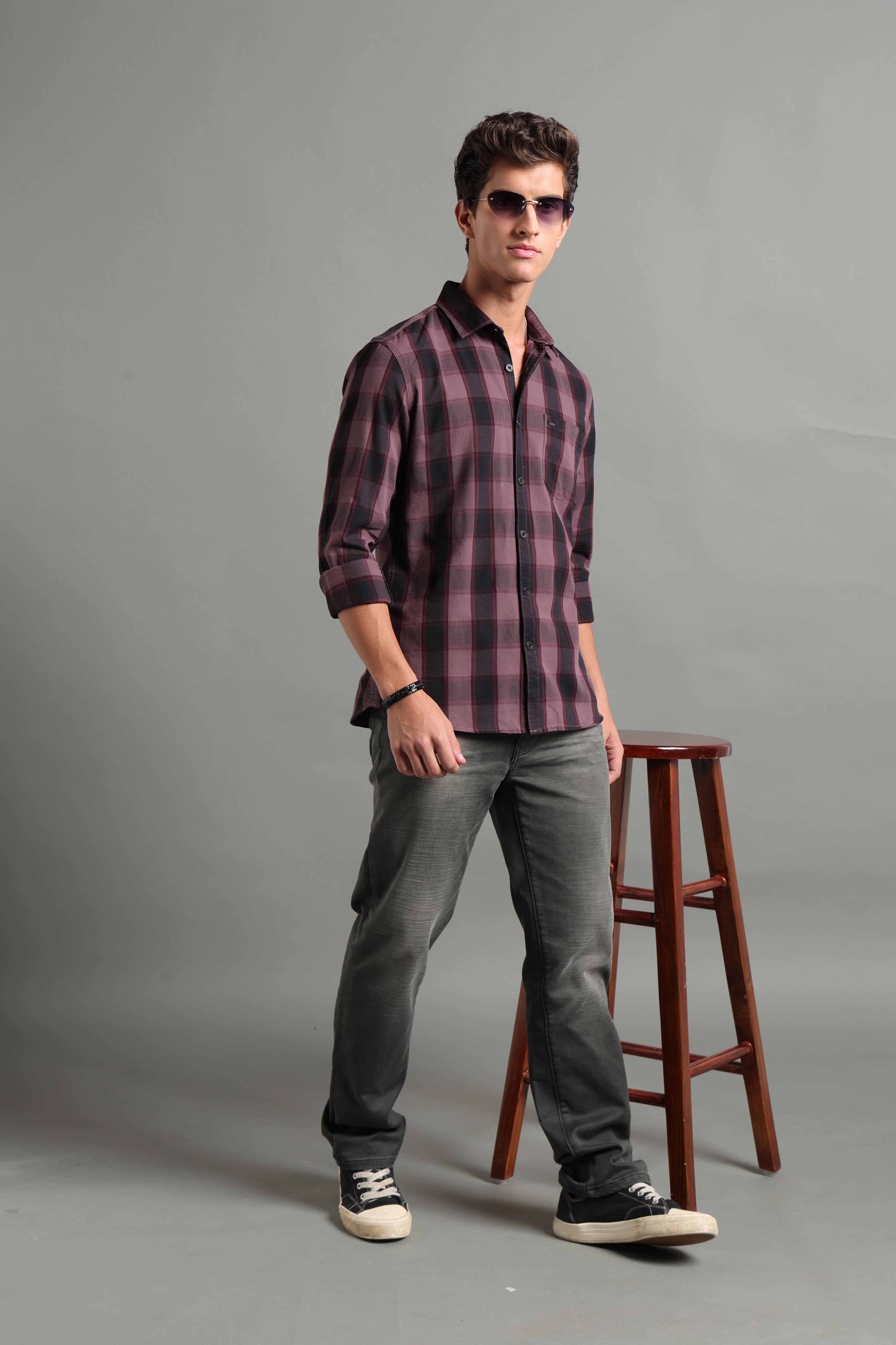 IDENTITI Men Slim Fit Regular Collar Checks Shirt In Wine.