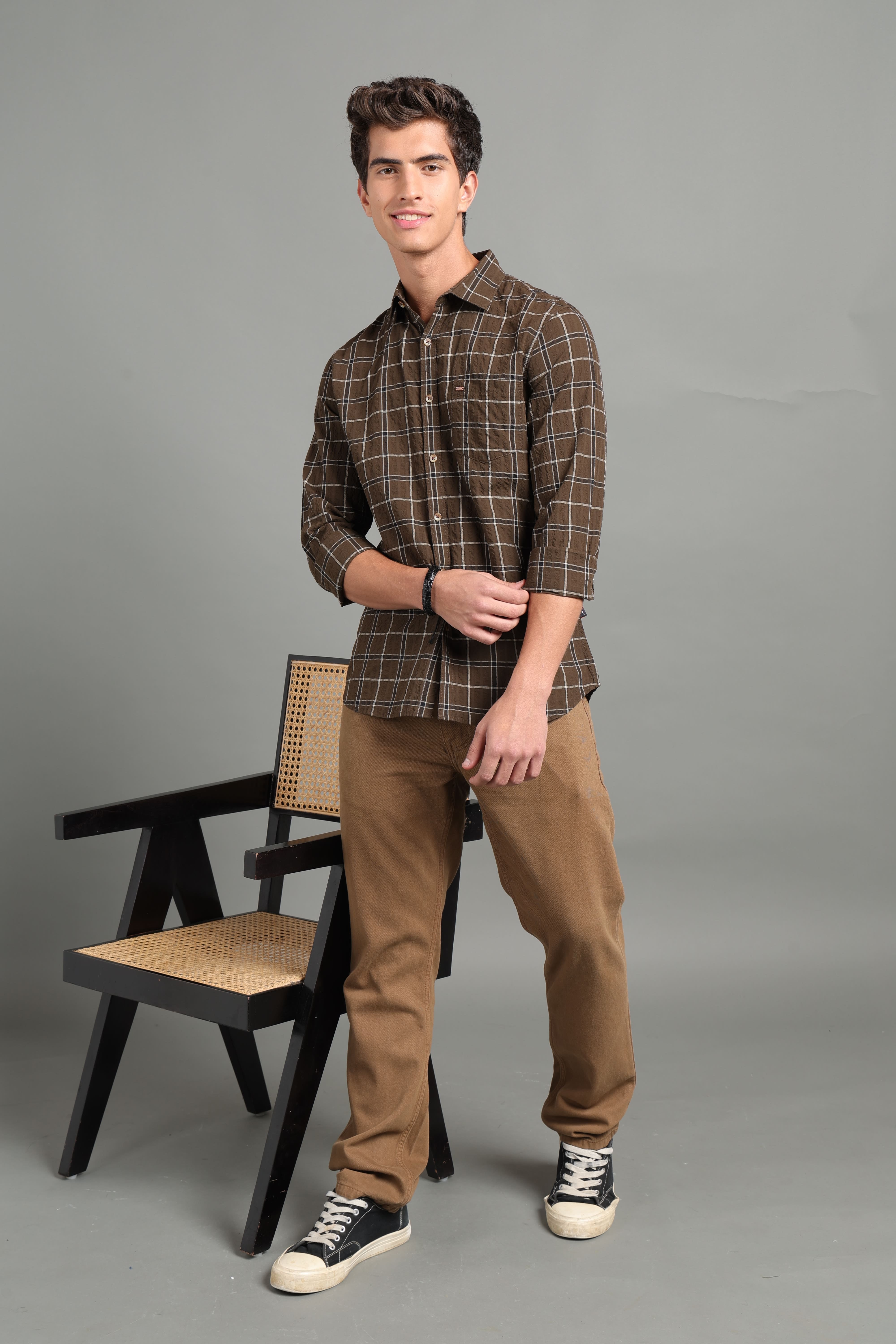 IDENTITI Men Slim Fit Regular Collar Checks Shirt In Brown.