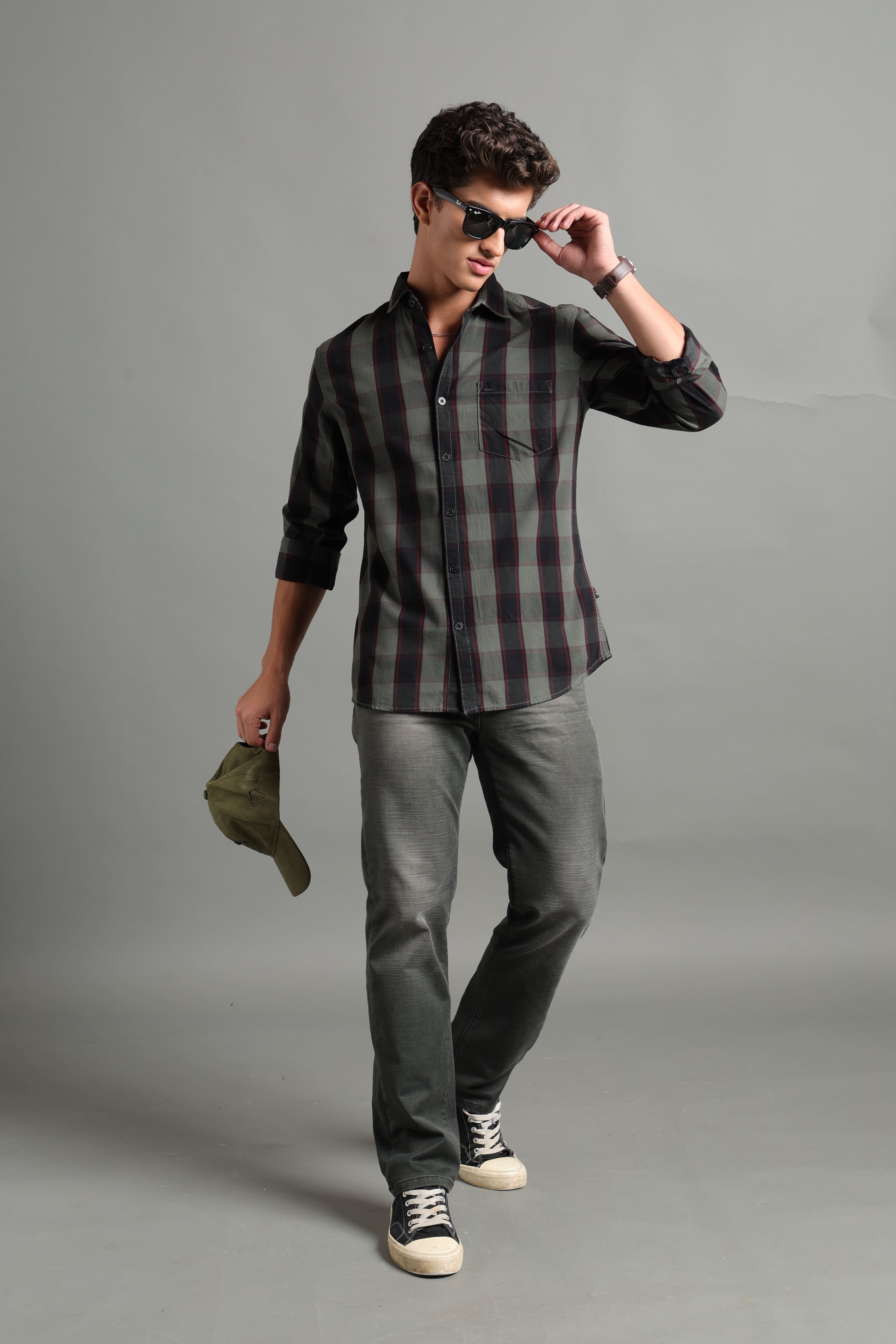 IDENTITI Men Slim Fit Regular Collar Checks Shirt In Green.
