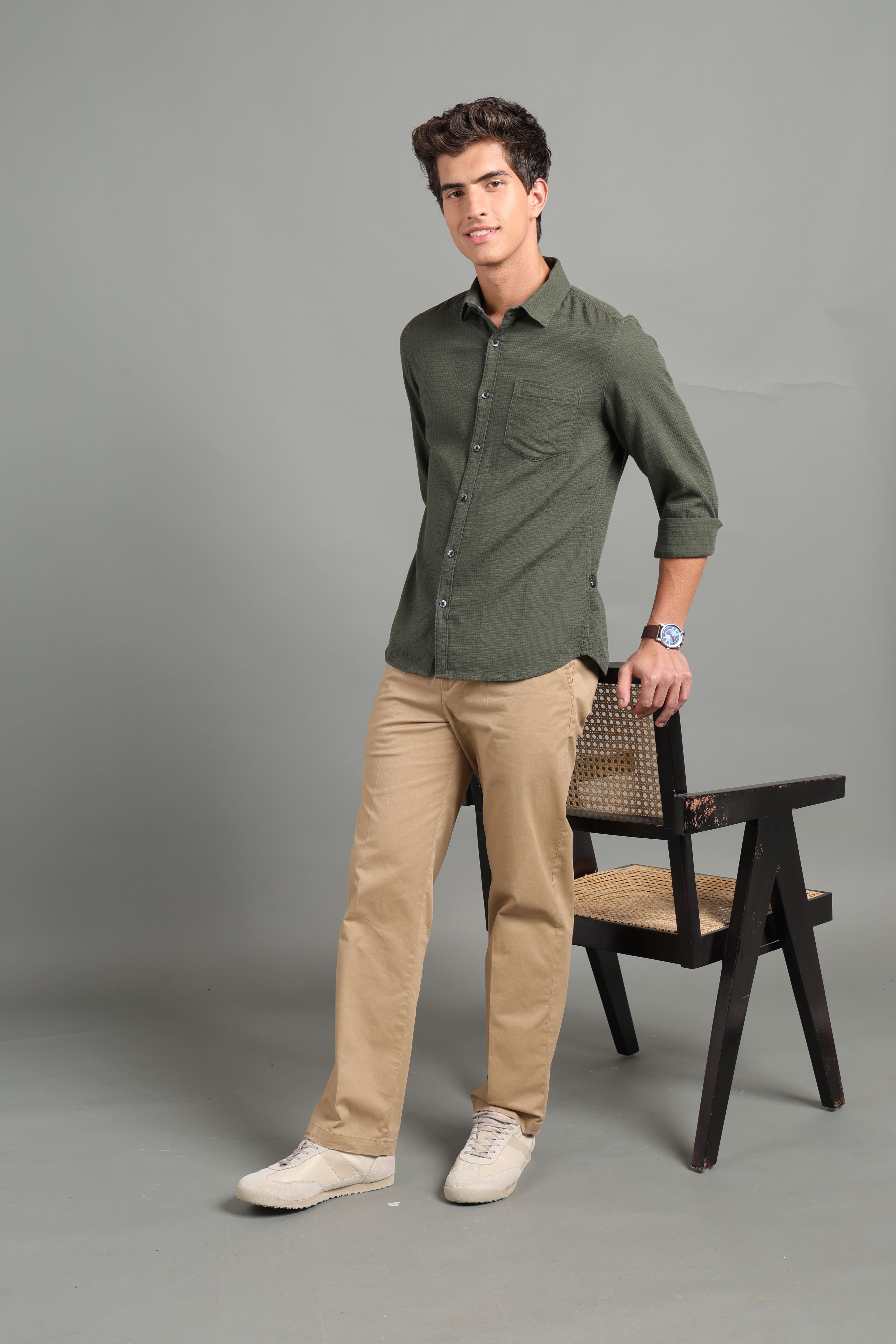 IDENTITI Men Slim Fit Regular Collar Solid Shirt In Green.