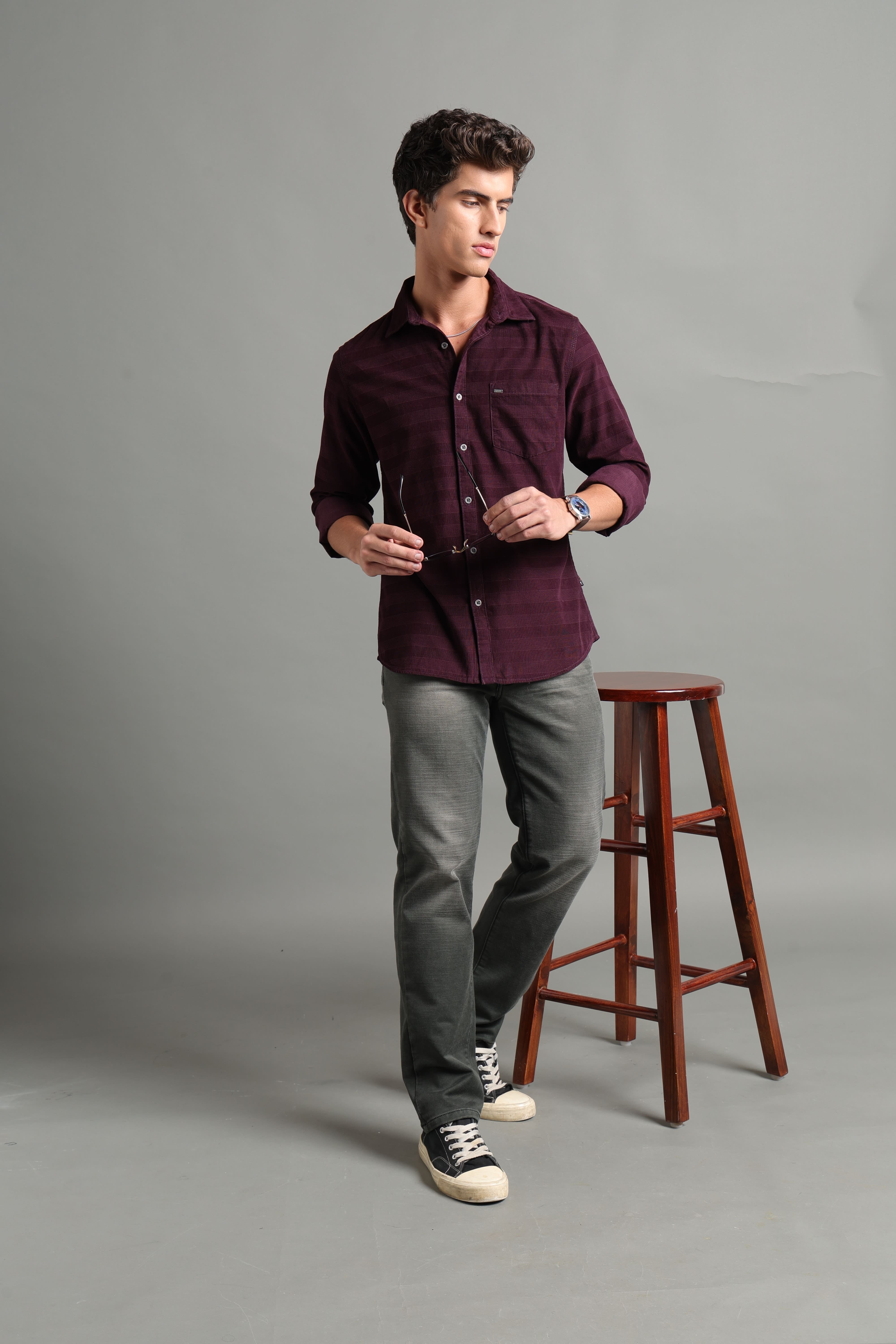IDENTITI Men Slim Fit Regular Collar Solid Shirt In Wine.