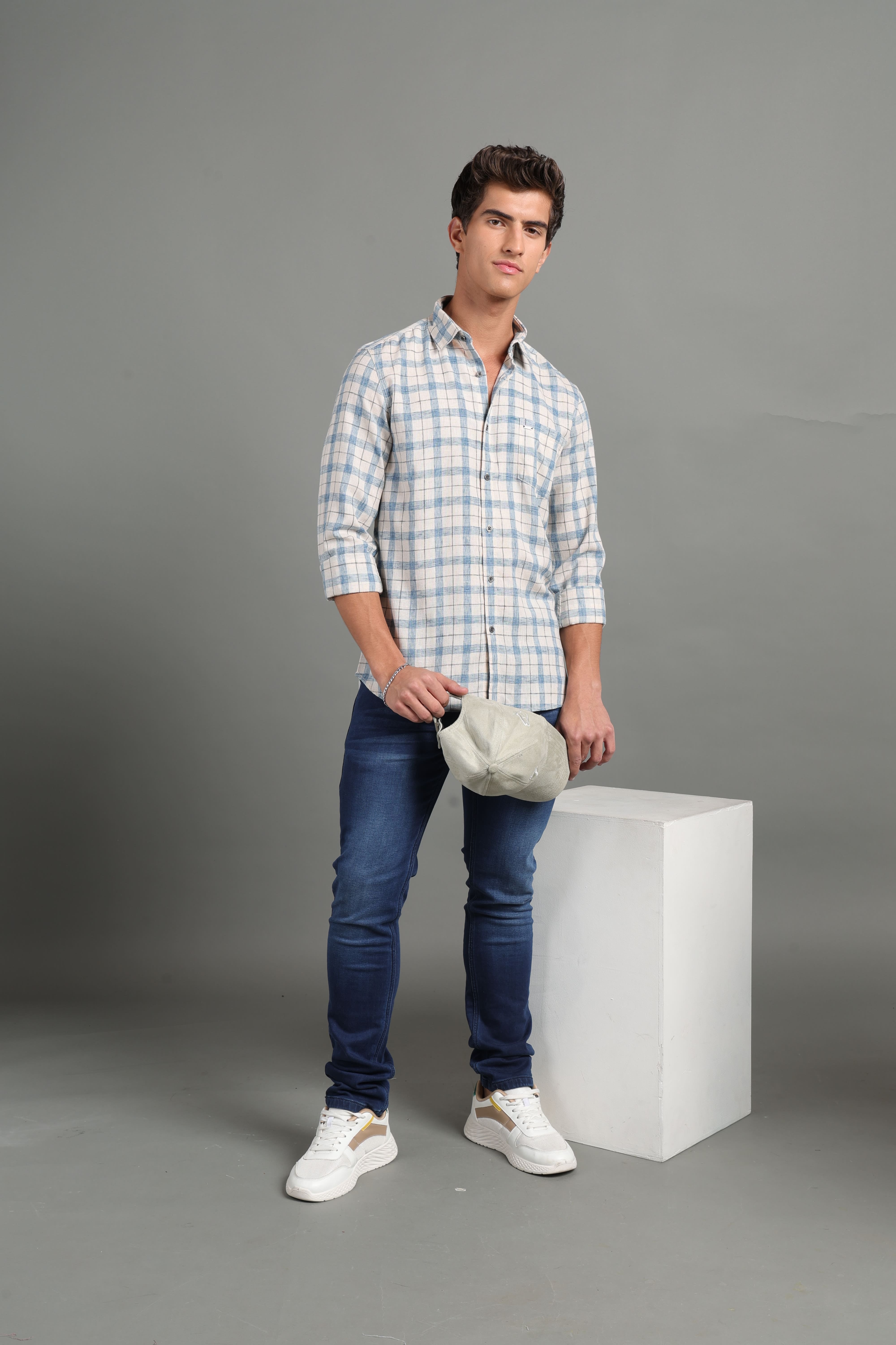 IDENTITI Men Slim Fit Regular Collar Checks Shirt In Blue.