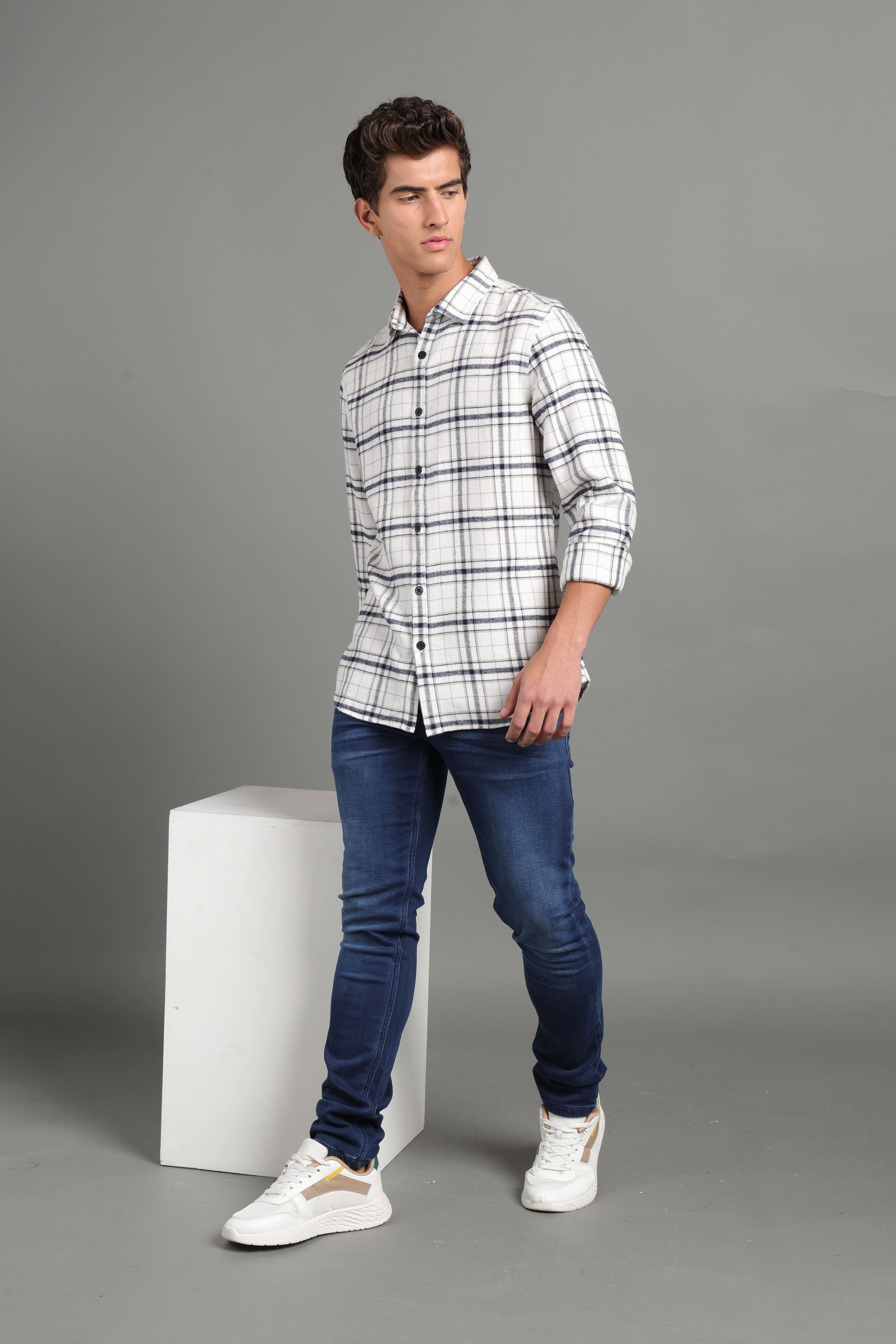 IDENTITI Men Slim Fit Regular Collar Checks Shirt In White.