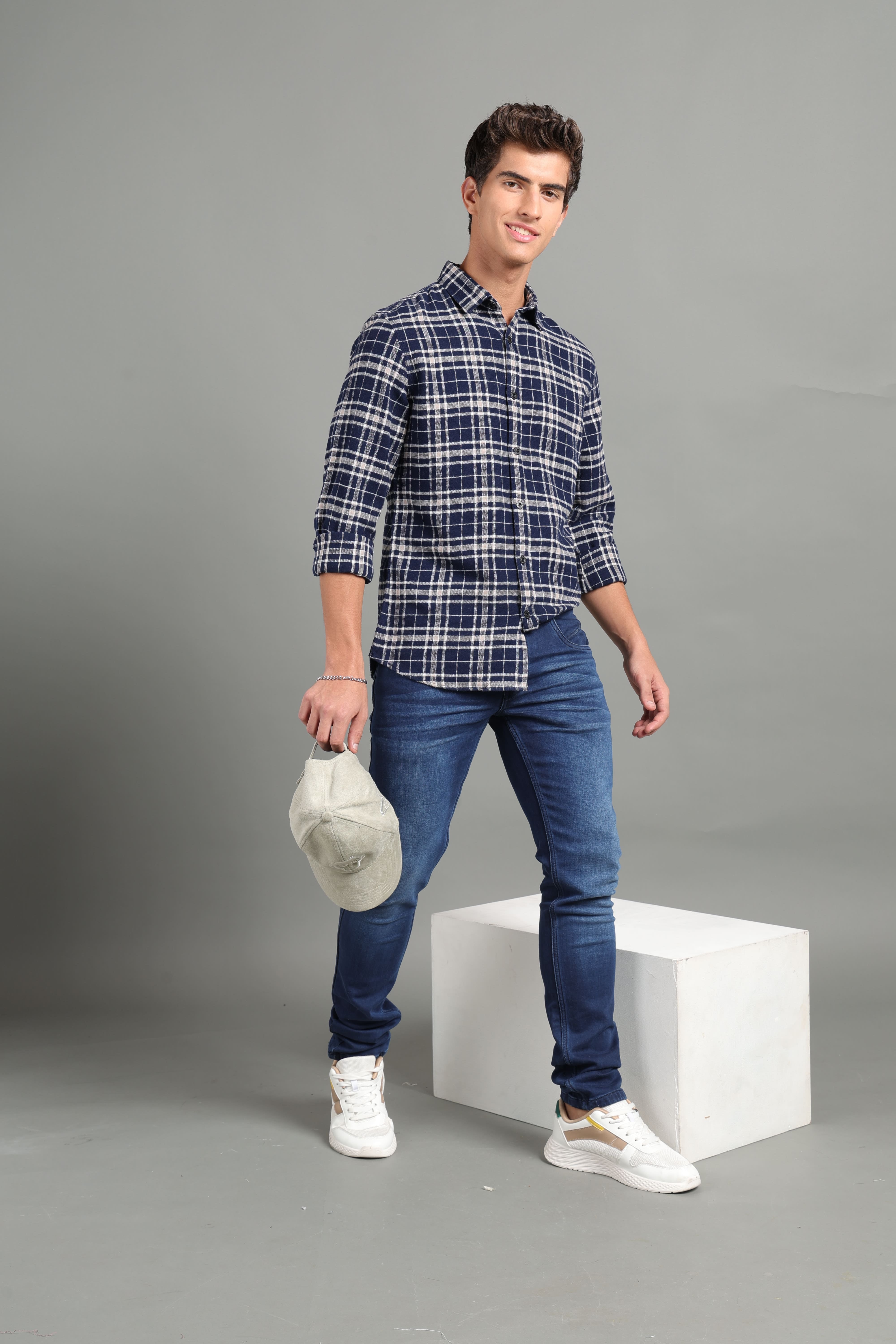 IDENTITI Men Slim Fit Regular Collar Checks Shirt In Navy.