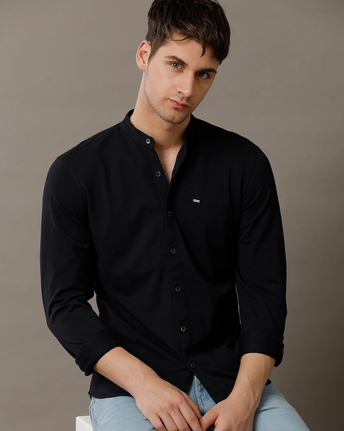 IDENTITI Men Slim Fit Mandarin Collar Solid Shirt In Navy.