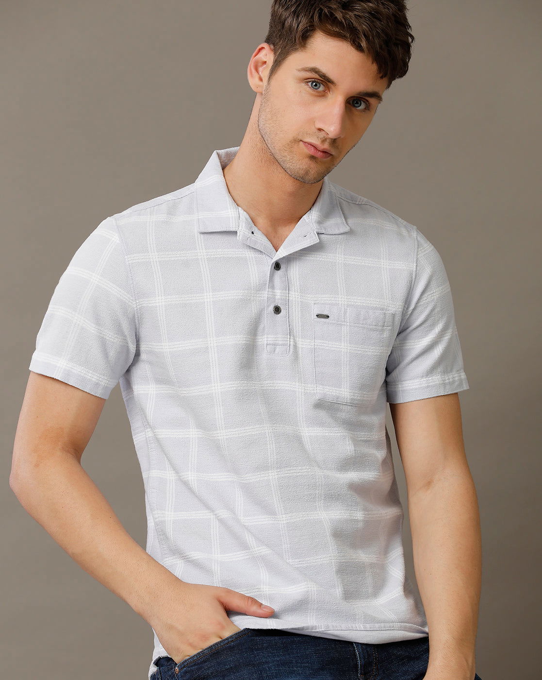 IDENTITI Men Slim Fit Regular Collar Checks Shirt In Blue.