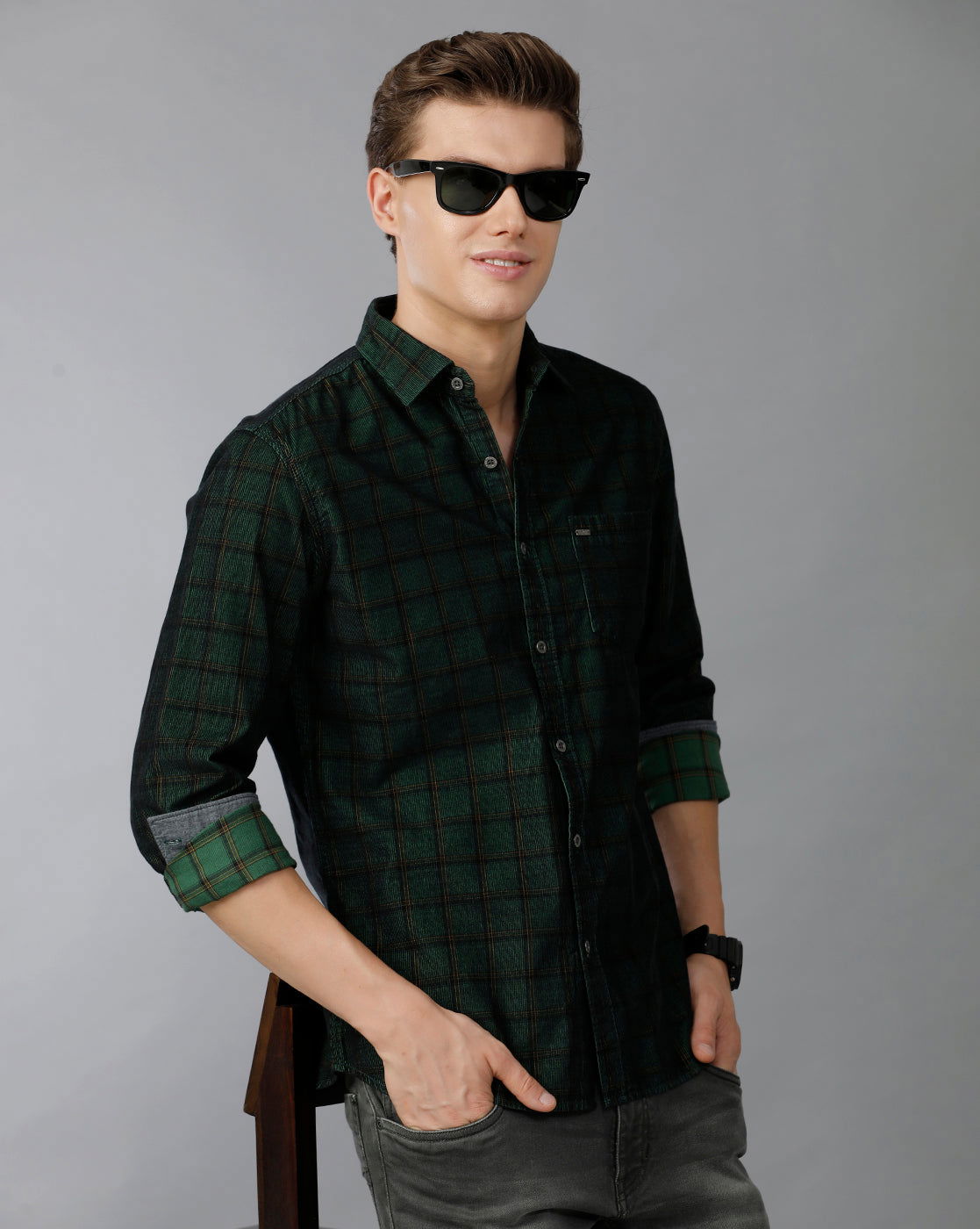 IDENTITI Men Slim Fit Regular Collar Checks Shirt In Dark Green