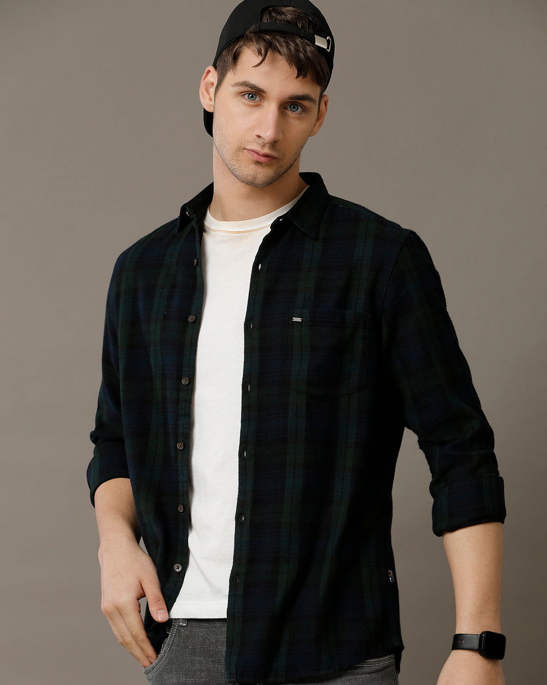 IDENTITI Men Slim Fit Regular Collar Checks Shirt In Green.