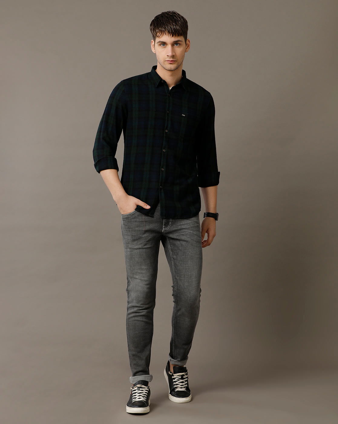 IDENTITI Men Slim Fit Regular Collar Checks Shirt In Green.