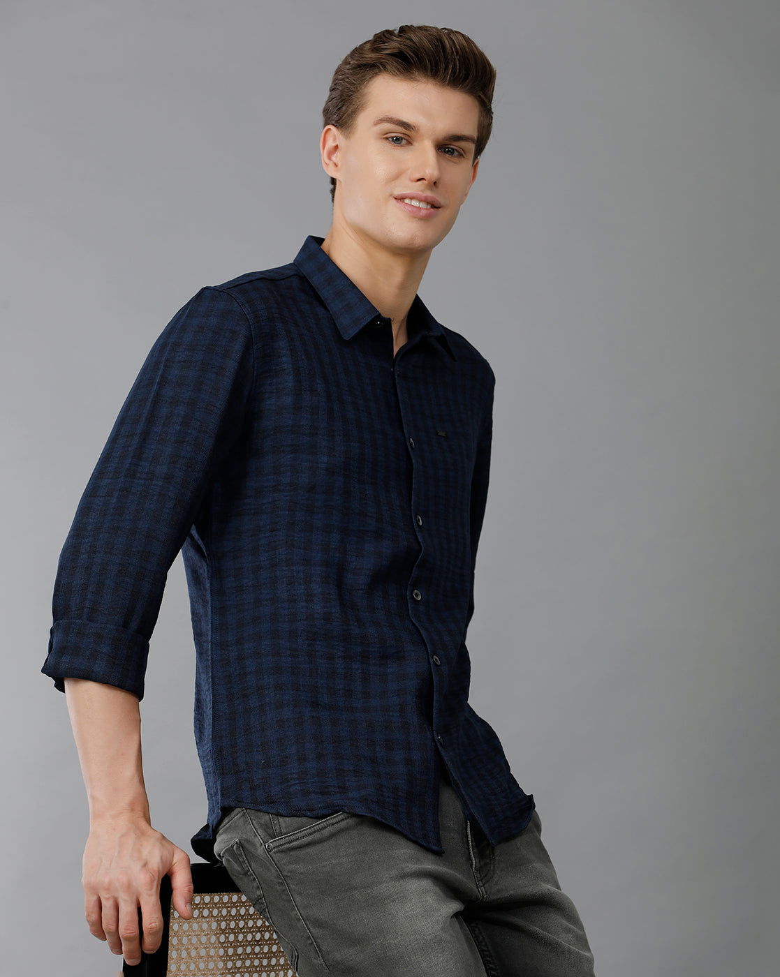 IDENTITI Men Slim Fit Regular Collar Checks Shirt In Navy