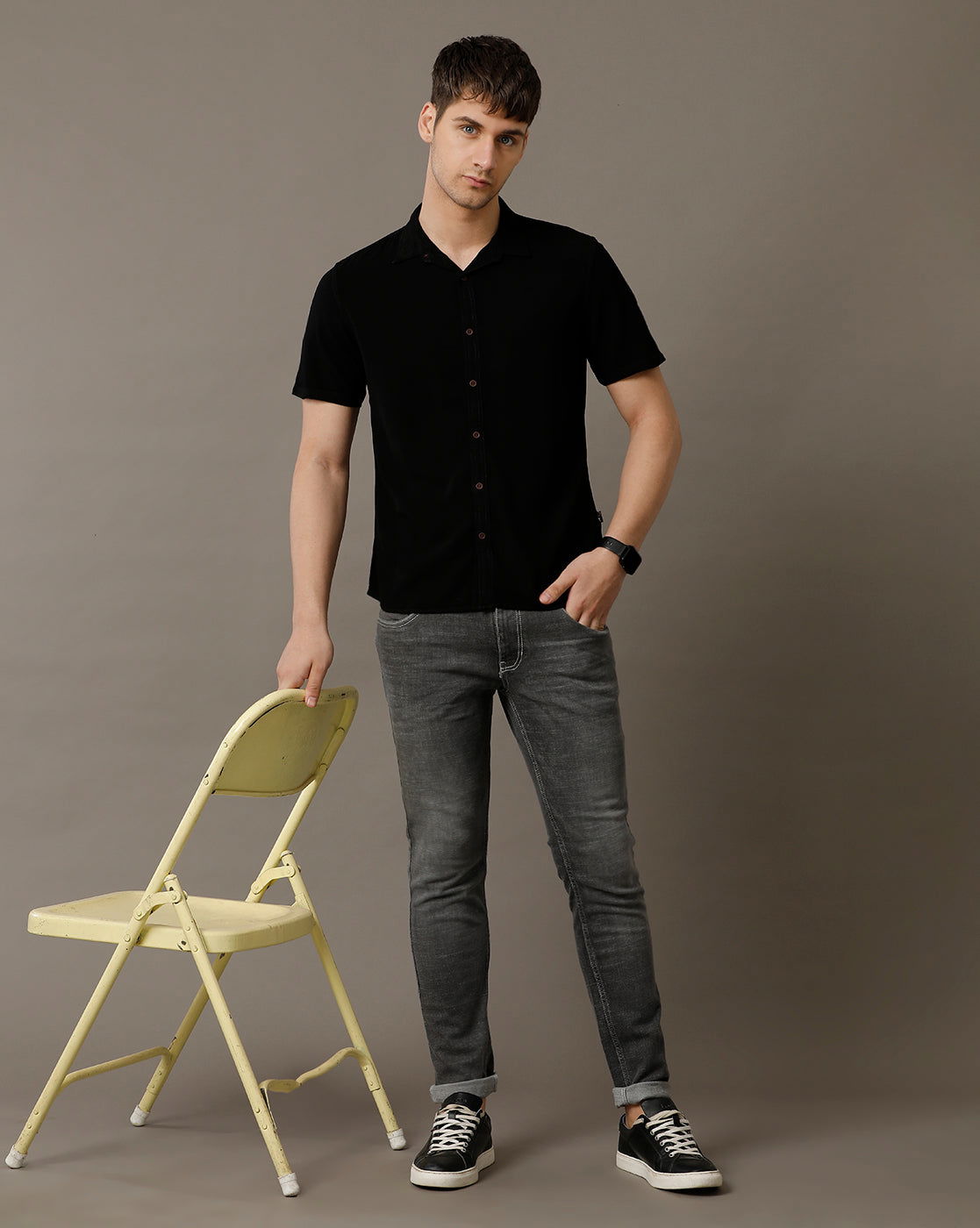 IDENTITI Men Slim Fit Regular Collar Solid Shirt In Black.