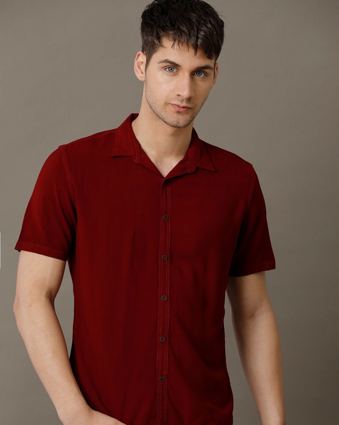IDENTITI Men Slim Fit Regular Collar Solid Shirt In Maroon.