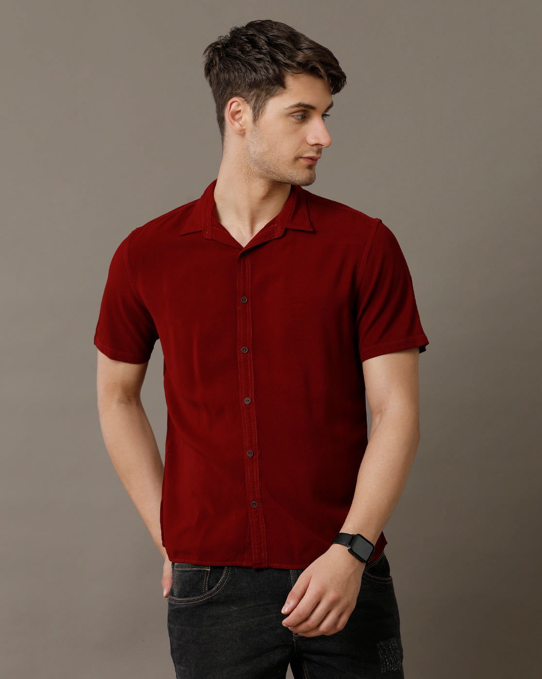 IDENTITI Men Slim Fit Regular Collar Solid Shirt In Maroon.