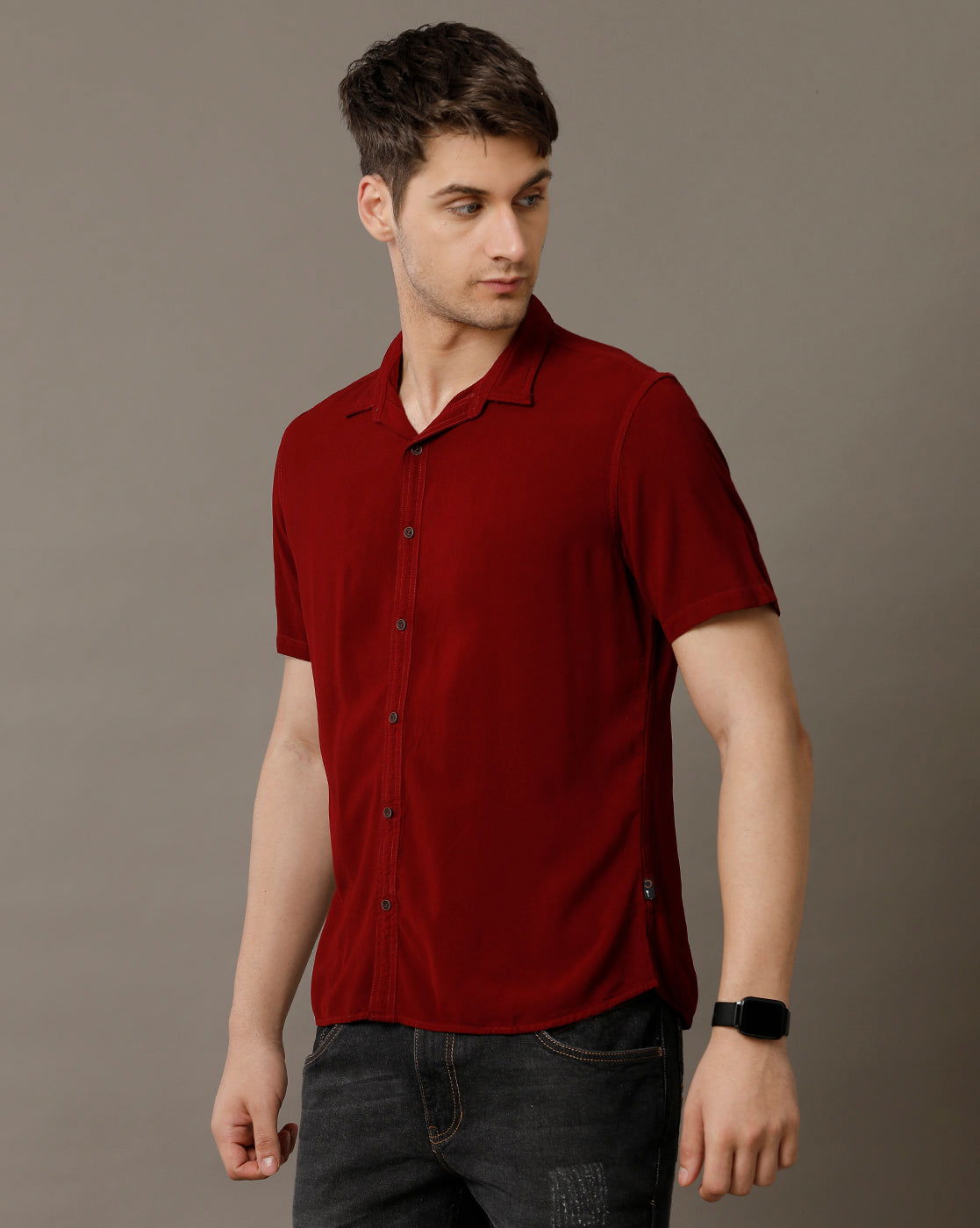 IDENTITI Men Slim Fit Regular Collar Solid Shirt In Maroon.