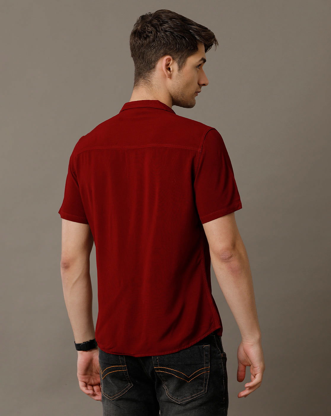 IDENTITI Men Slim Fit Regular Collar Solid Shirt In Maroon.