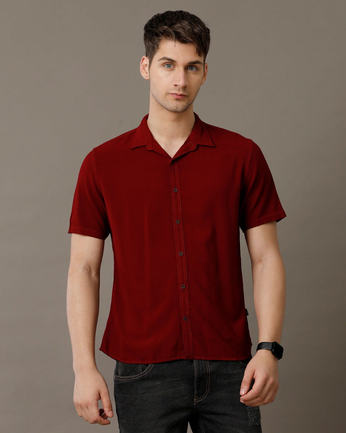 IDENTITI Men Slim Fit Regular Collar Solid Shirt In Maroon.