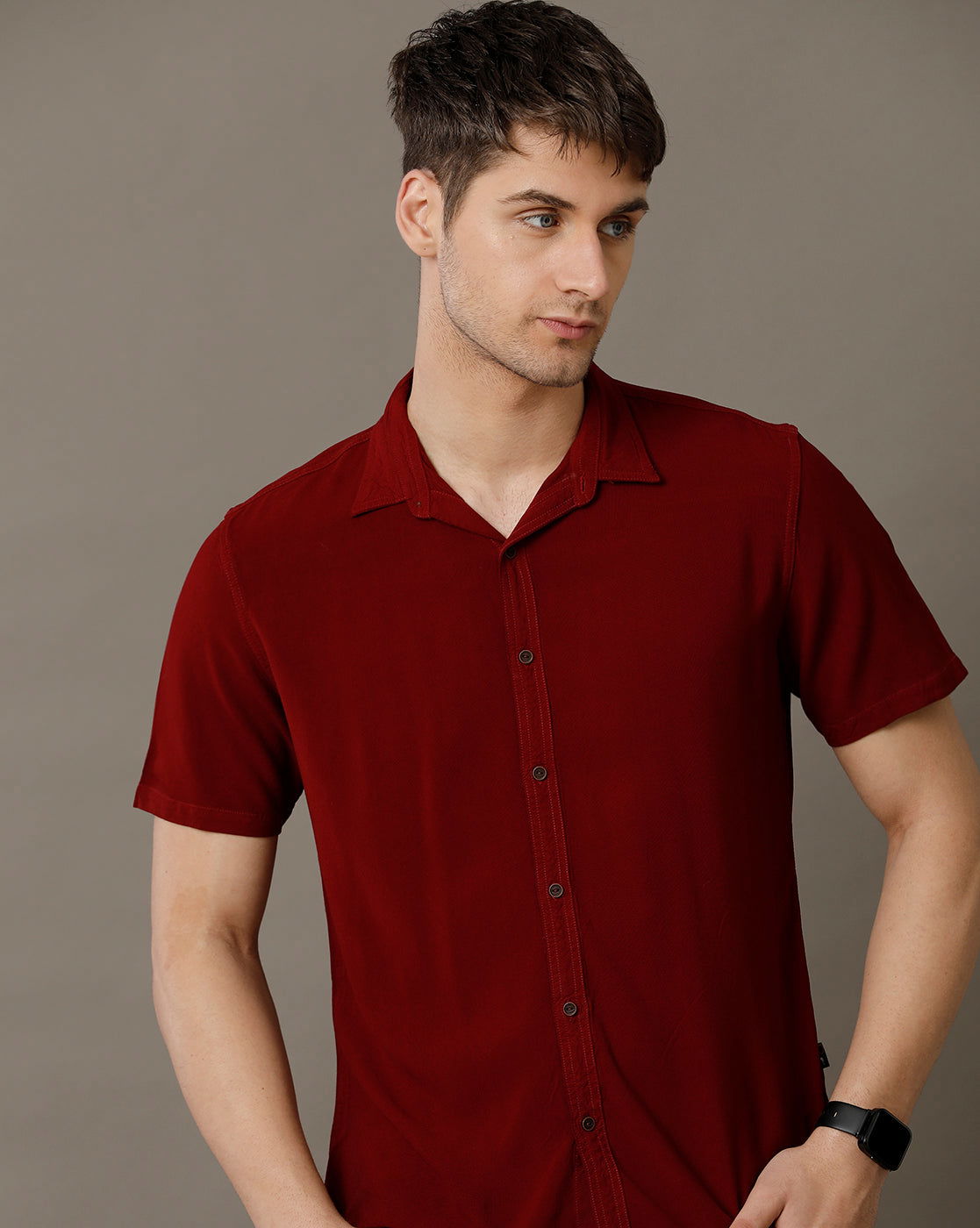IDENTITI Men Slim Fit Regular Collar Solid Shirt In Maroon.