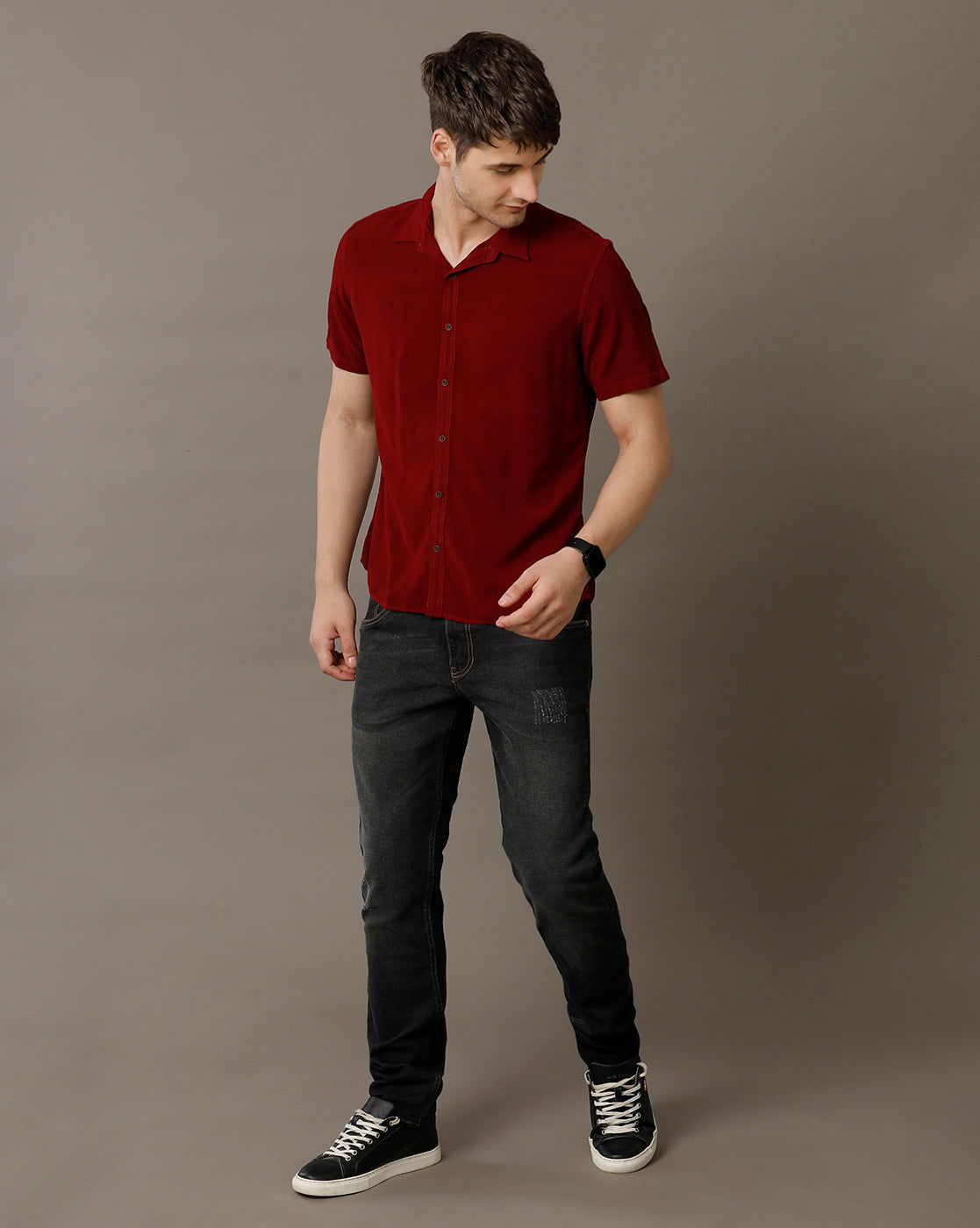 IDENTITI Men Slim Fit Regular Collar Solid Shirt In Maroon.