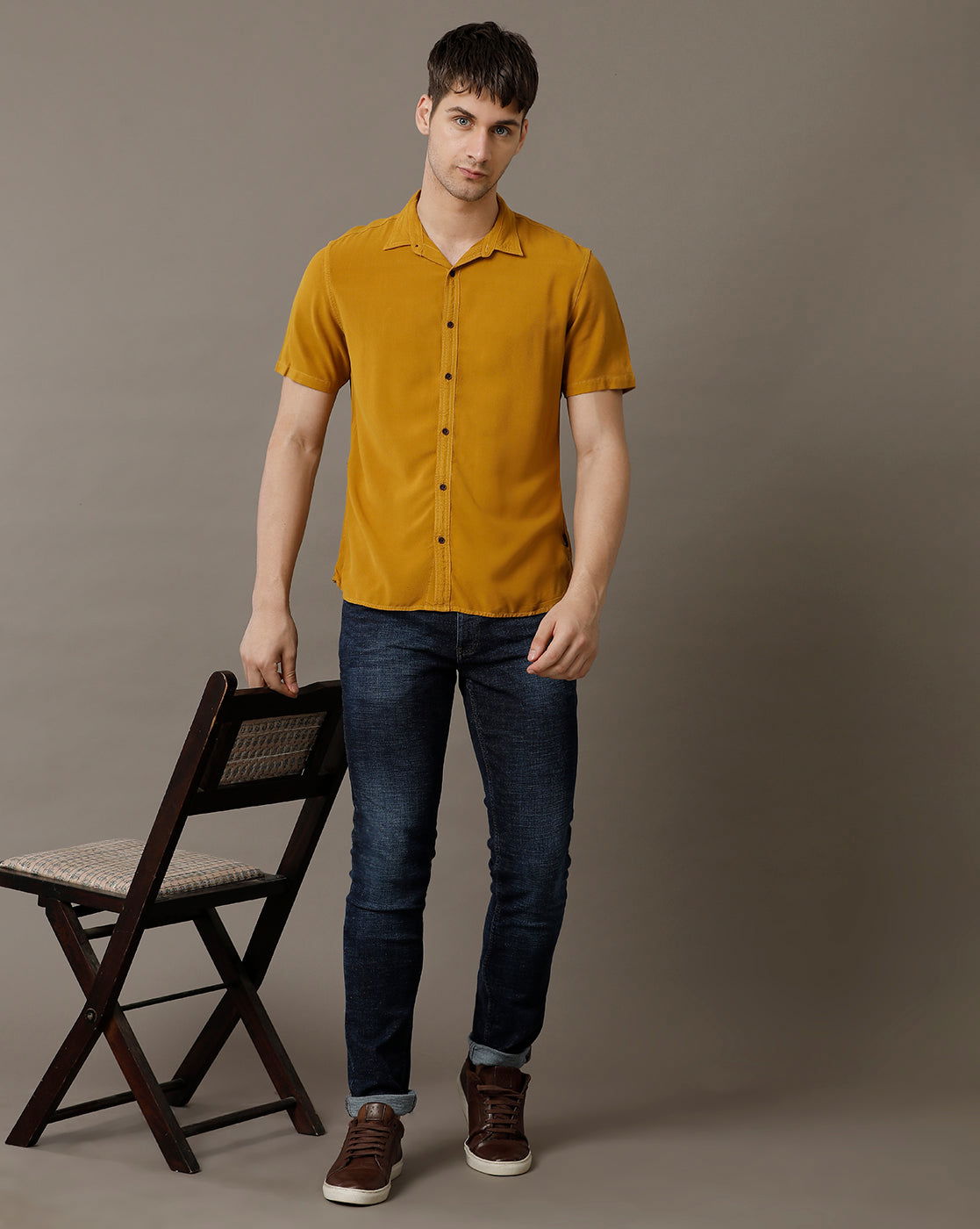 IDENTITI Men Slim Fit Regular Collar Solid Shirt In Mustard.