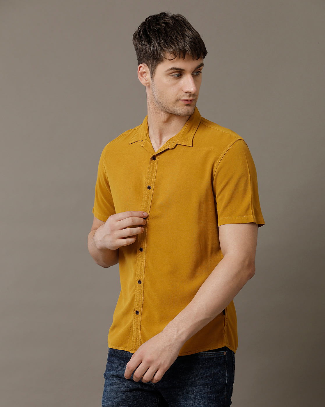 IDENTITI Men Slim Fit Regular Collar Solid Shirt In Mustard.