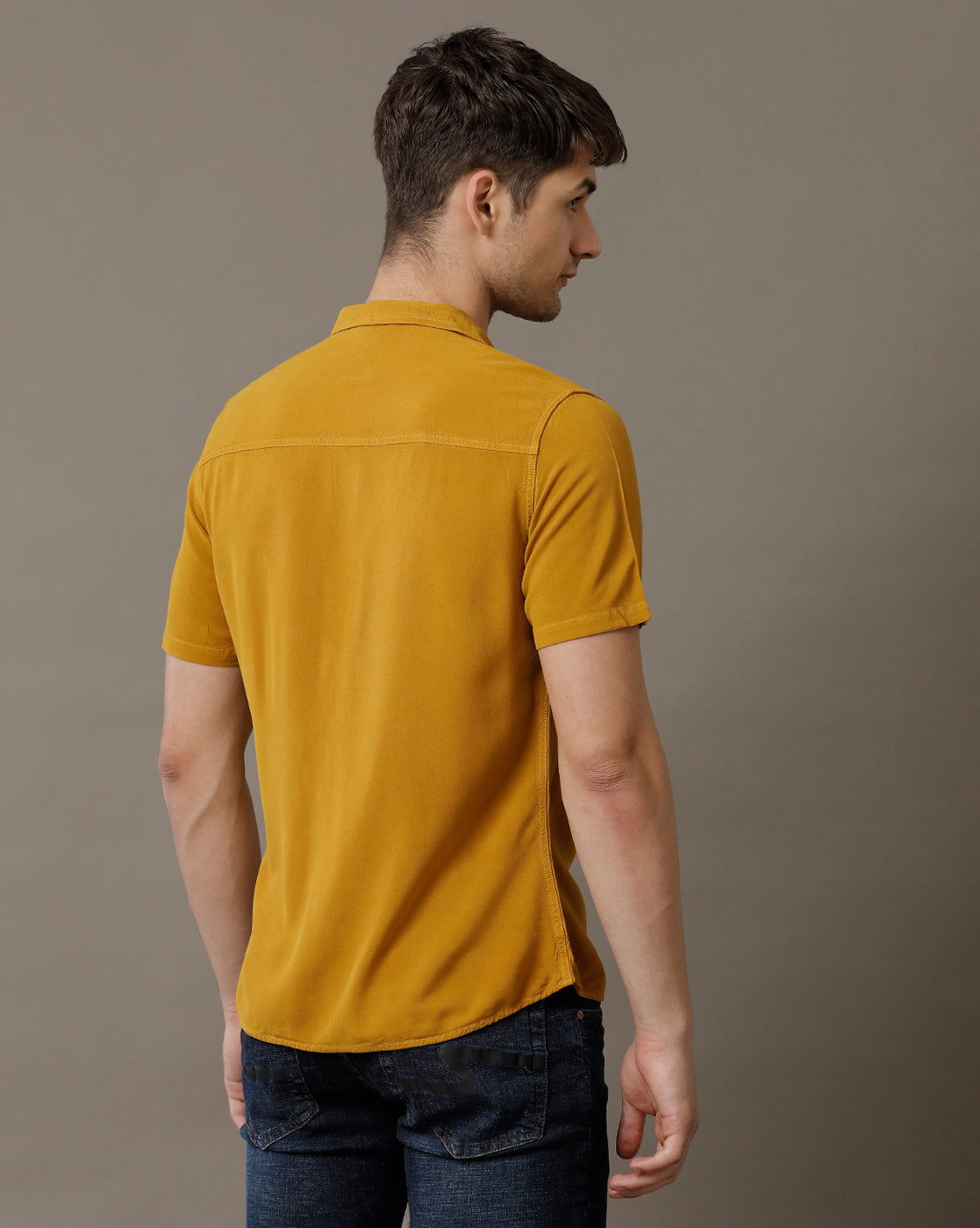IDENTITI Men Slim Fit Regular Collar Solid Shirt In Mustard.
