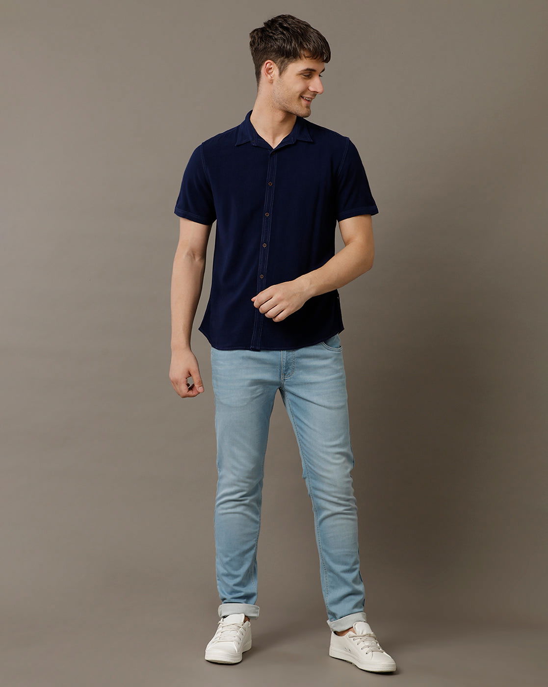 IDENTITI Men Slim Fit Regular Collar Solid Shirt In Navy.