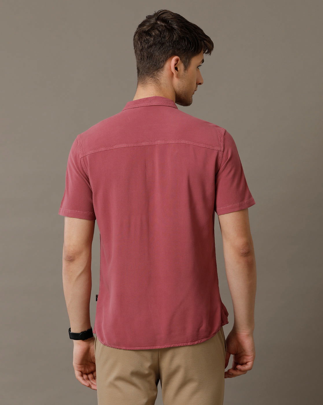 IDENTITI Men Slim Fit Regular Collar Solid Shirt In Peach.