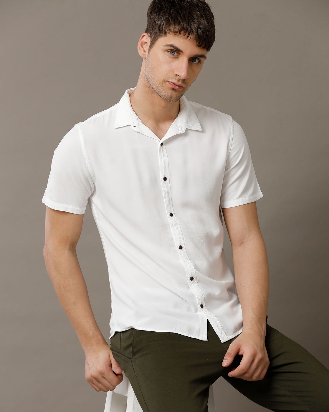 IDENTITI Men Slim Fit Regular Collar Solid Shirt In White.