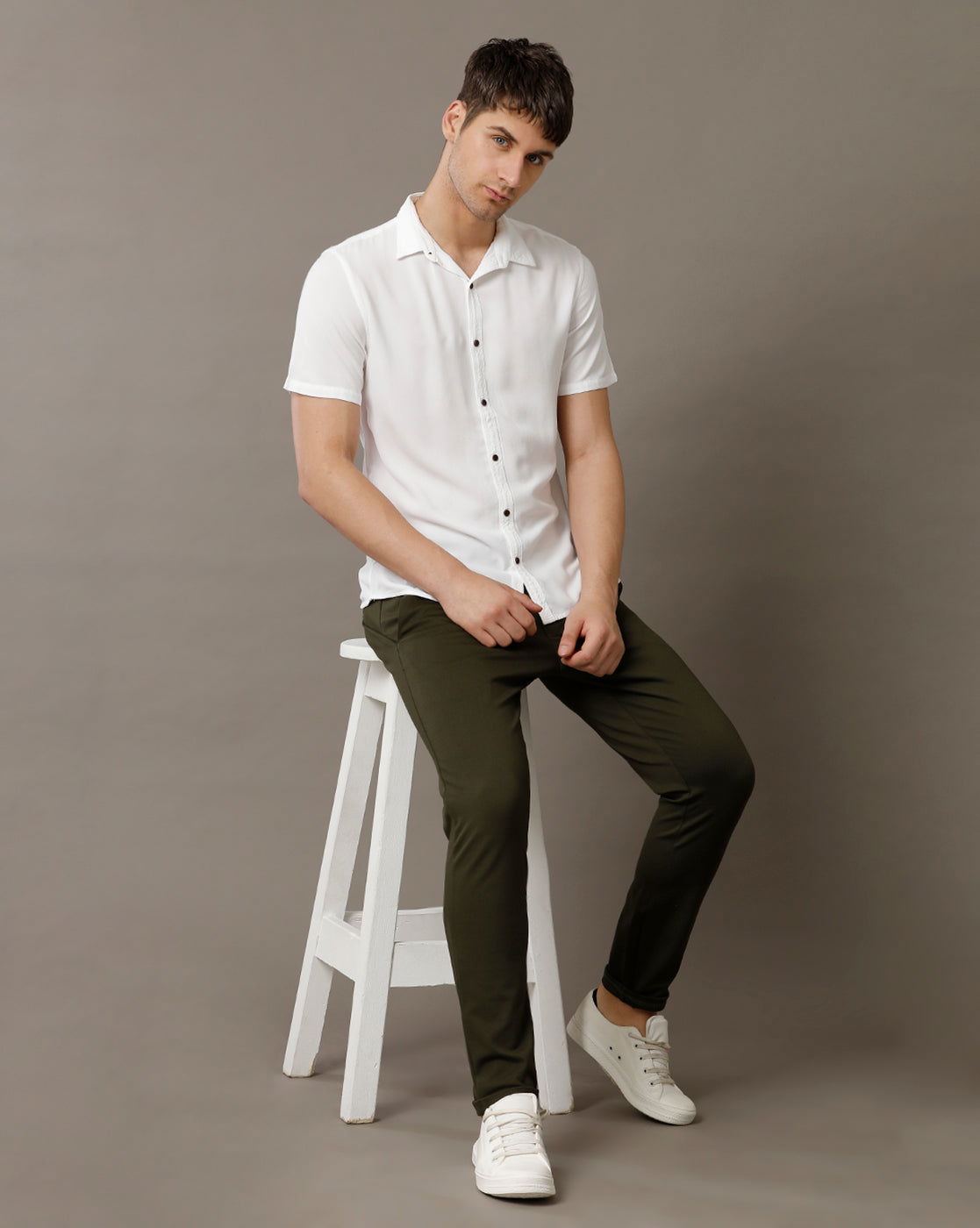 IDENTITI Men Slim Fit Regular Collar Solid Shirt In White.
