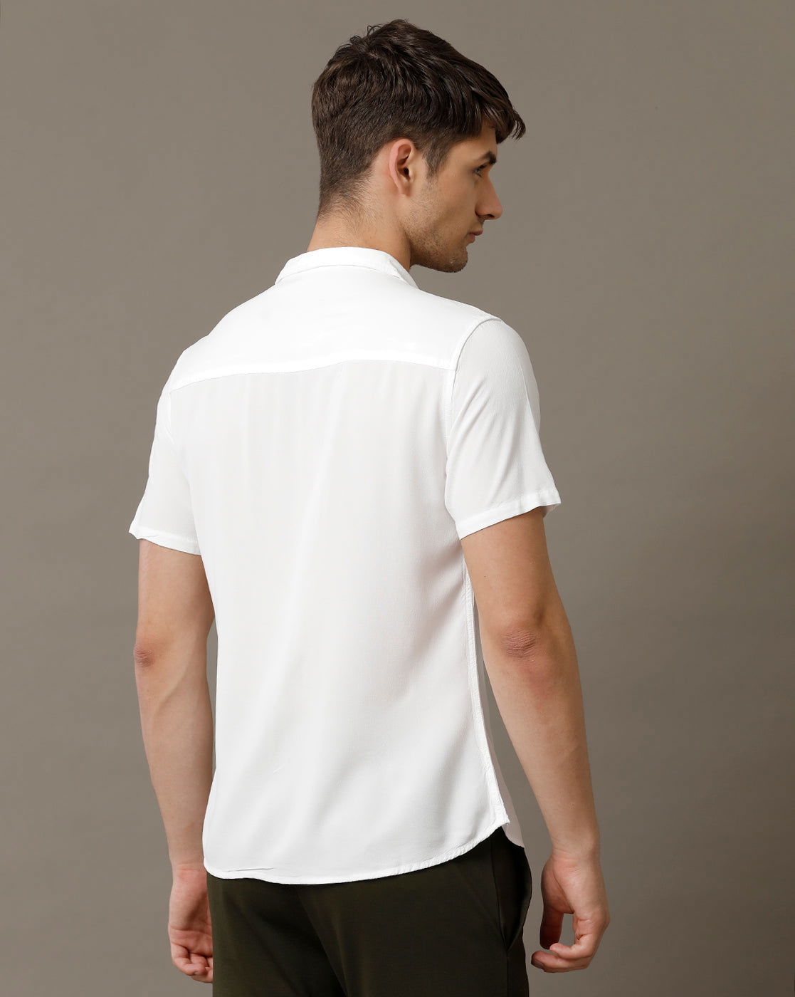 IDENTITI Men Slim Fit Regular Collar Solid Shirt In White.
