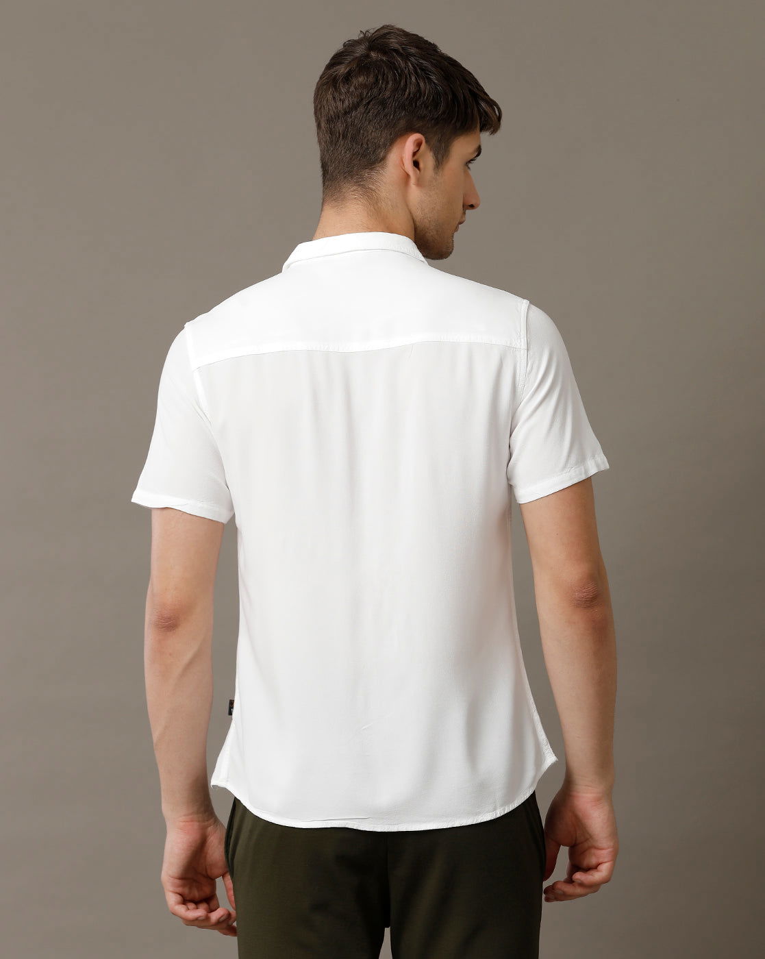 IDENTITI Men Slim Fit Regular Collar Solid Shirt In White.