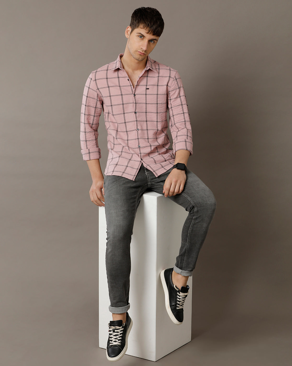 IDENTITI Men Slim Fit Regular Collar Checks Shirt In Pink.