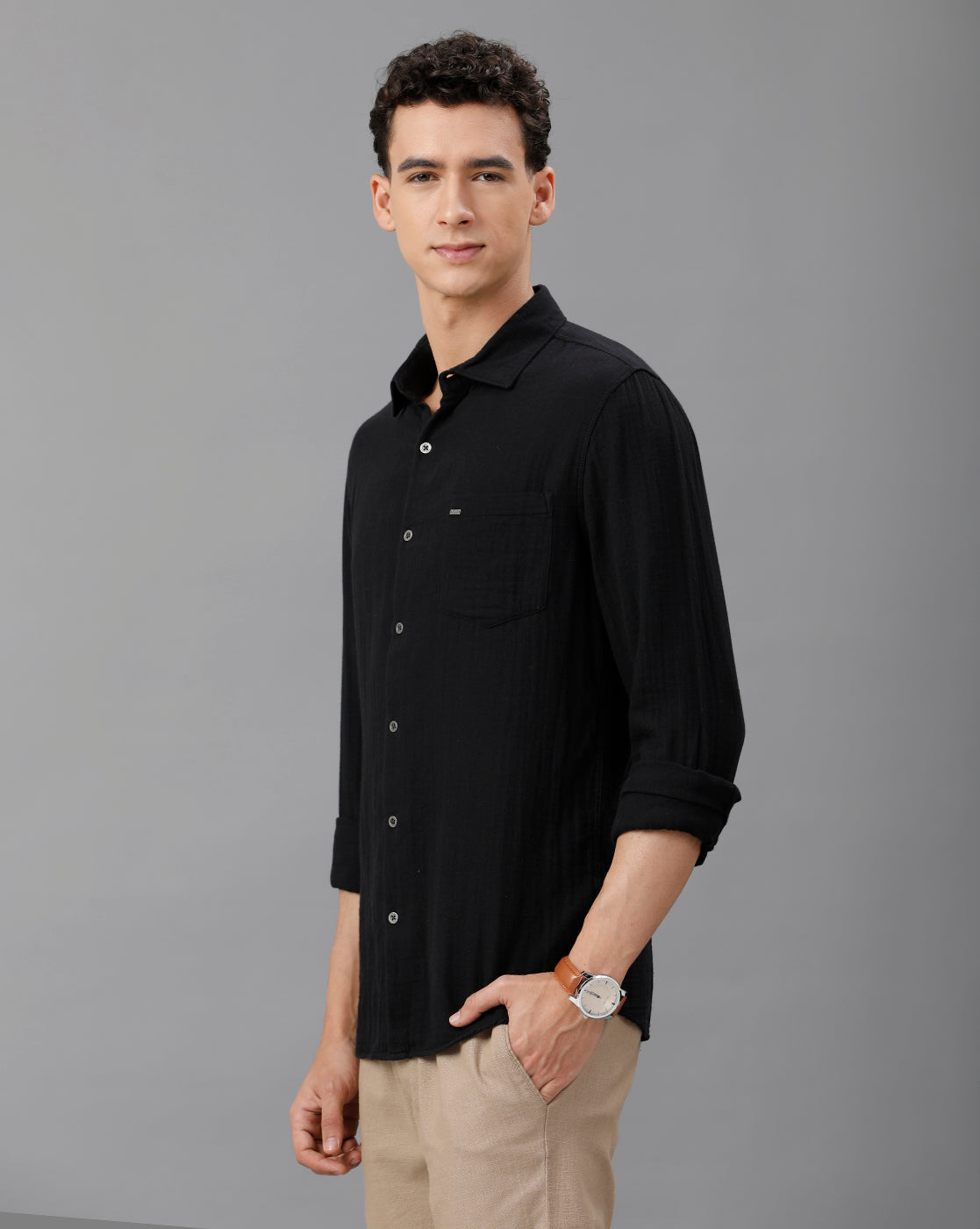 IDENTITI Men Slim Fit Regular Collar Solid Shirt In Black.