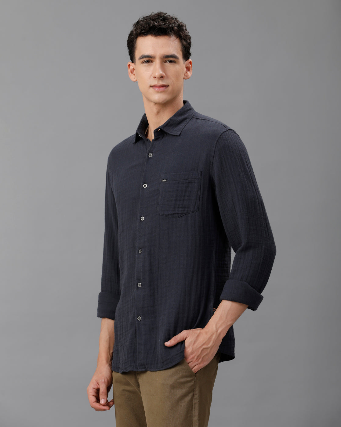 IDENTITI Men Slim Fit Regular Collar Solid Shirt In Navy.