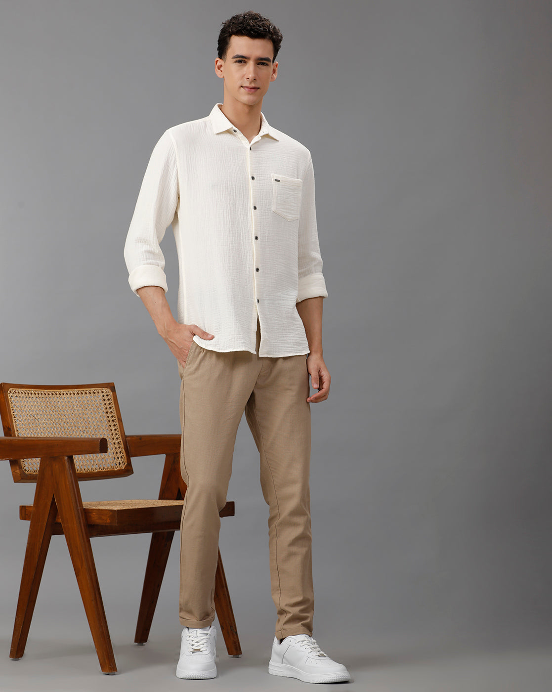 IDENTITI Men Slim Fit Regular Collar Solid Shirt In Cream.