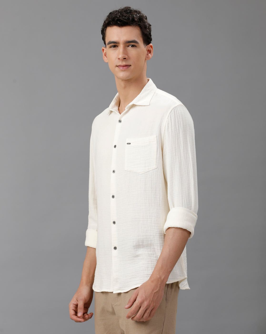 IDENTITI Men Slim Fit Regular Collar Solid Shirt In Cream.