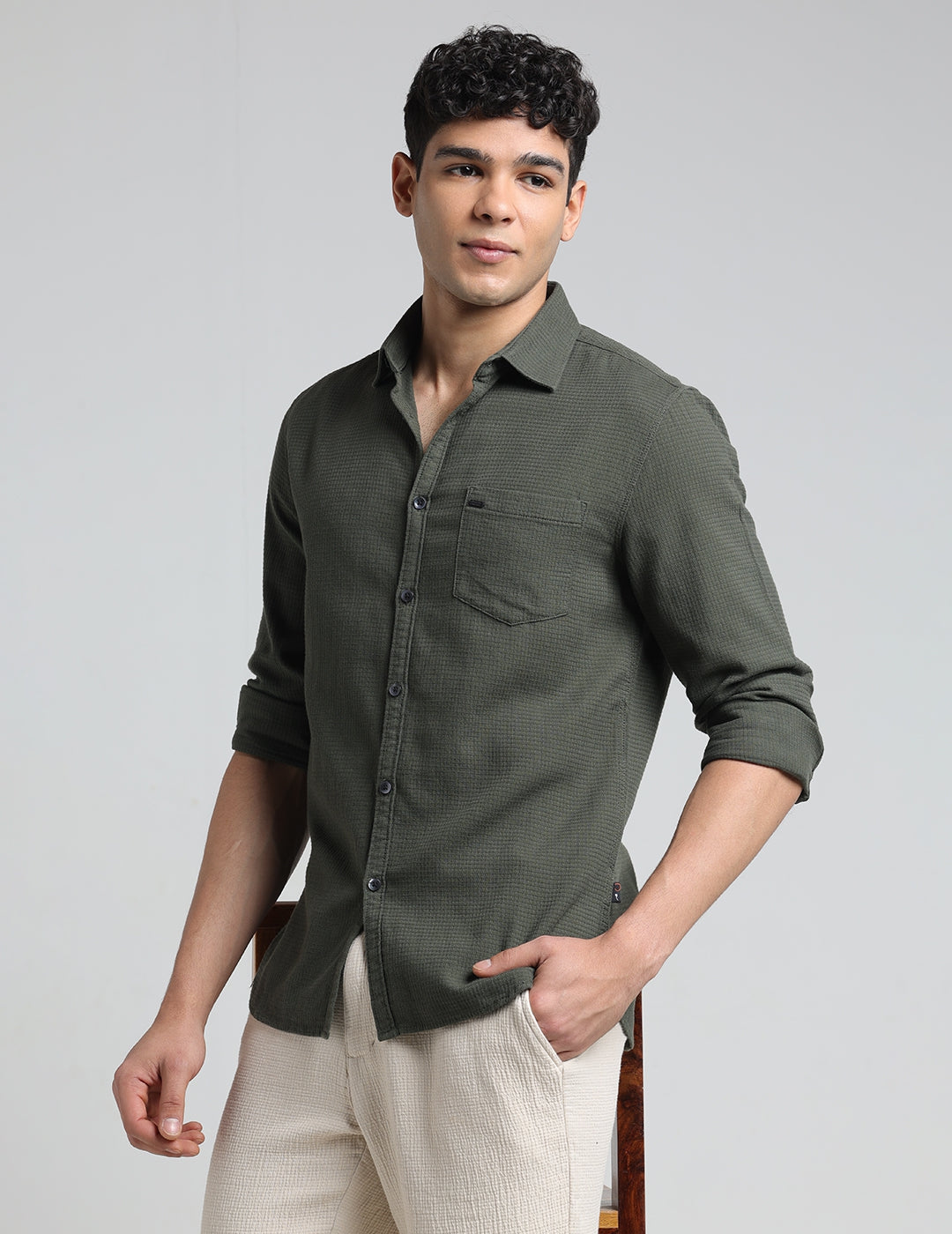IDENTITI Men Slim Fit Regular Collar Solid Shirt In Green.