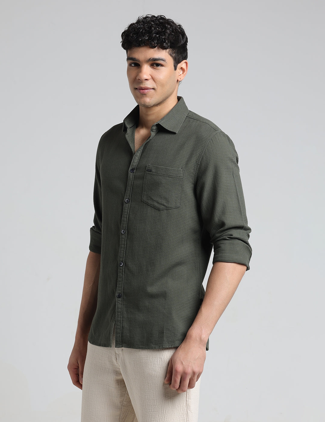 IDENTITI Men Slim Fit Regular Collar Solid Shirt In Green.