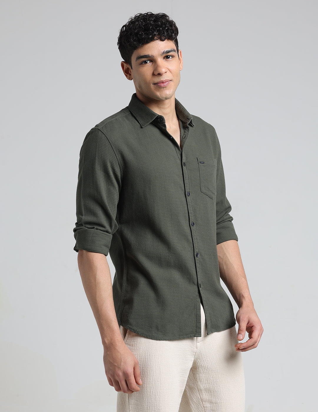 IDENTITI Men Slim Fit Regular Collar Solid Shirt In Green.